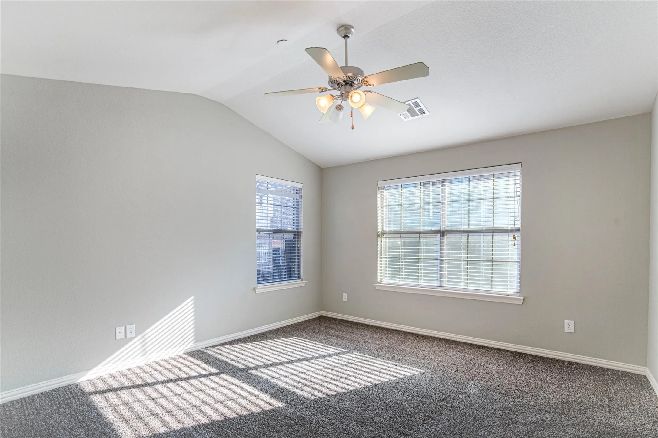 Townhouse For Rent in Dallas County , 1441 Fox Run Drive, Irving, Texas 75063, 3 Bedroom, 4 Bathroom, 2 Garage spaces, 2,241 Sqft, built in 2006, mls#21376849, Real Estate Agent in Irving, Homes For Rent in Dallas county, Homes For Rent in Irving, Realtor in Irving Texas, Real Estate Brokerage Independent Realty Texas, Luminita Cordes Realtor