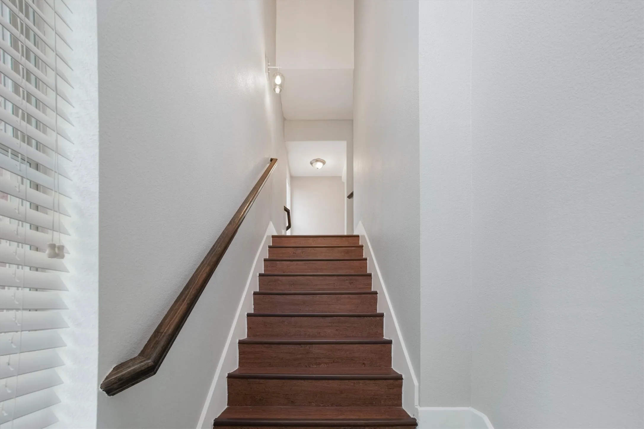 Townhouse For Rent in Dallas County , 1441 Fox Run Drive, Irving, Texas 75063, 3 Bedroom, 4 Bathroom, 2 Garage spaces, 2,241 Sqft, built in 2006, mls#21376849, Real Estate Agent in Irving, Homes For Rent in Dallas county, Homes For Rent in Irving, Realtor in Irving Texas, Real Estate Brokerage Independent Realty Texas, Luminita Cordes Realtor