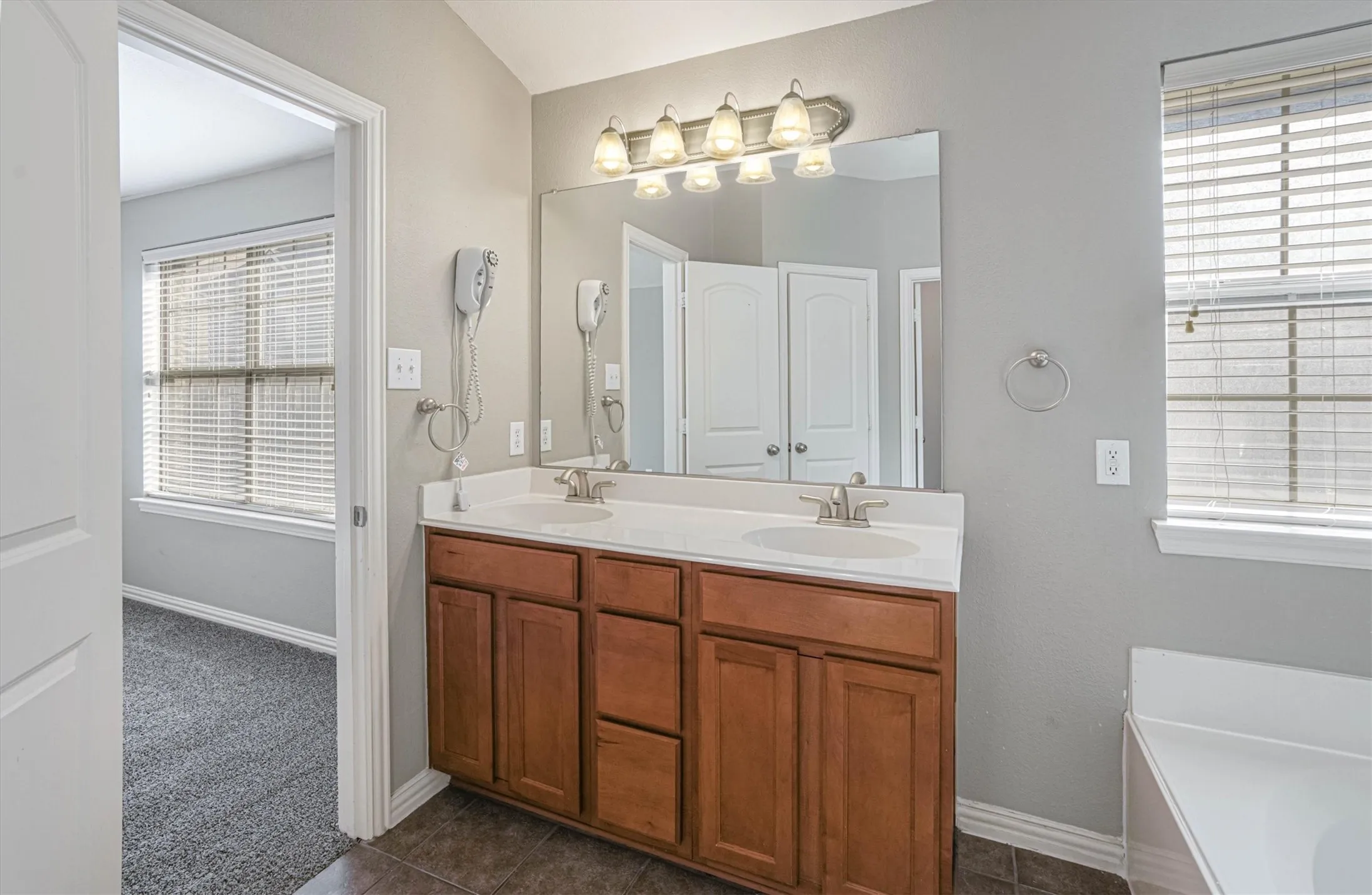 Townhouse For Rent in Dallas County , 1441 Fox Run Drive, Irving, Texas 75063, 3 Bedroom, 4 Bathroom, 2 Garage spaces, 2,241 Sqft, built in 2006, mls#21376849, Real Estate Agent in Irving, Homes For Rent in Dallas county, Homes For Rent in Irving, Realtor in Irving Texas, Real Estate Brokerage Independent Realty Texas, Luminita Cordes Realtor