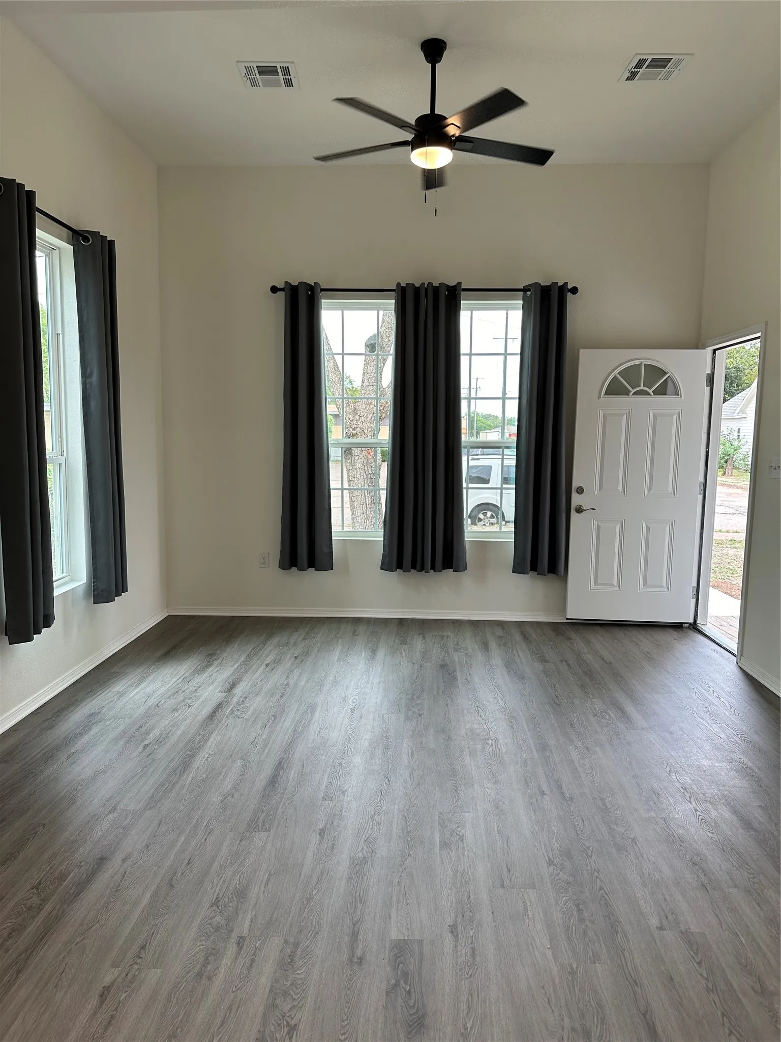Duplex For Rent in Falls County , 301 Ward Street B, Marlin, Texas 76661, 2 Bedroom, 1 Bathroom, Garage spaces, 1,000 Sqft, built in 1950, mls#21375686, Real Estate Agent in Marlin, Homes For Rent in Falls county, Homes For Rent in Marlin, Realtor in Marlin Texas, Real Estate Brokerage Independent Realty Texas, Luminita Cordes Realtor