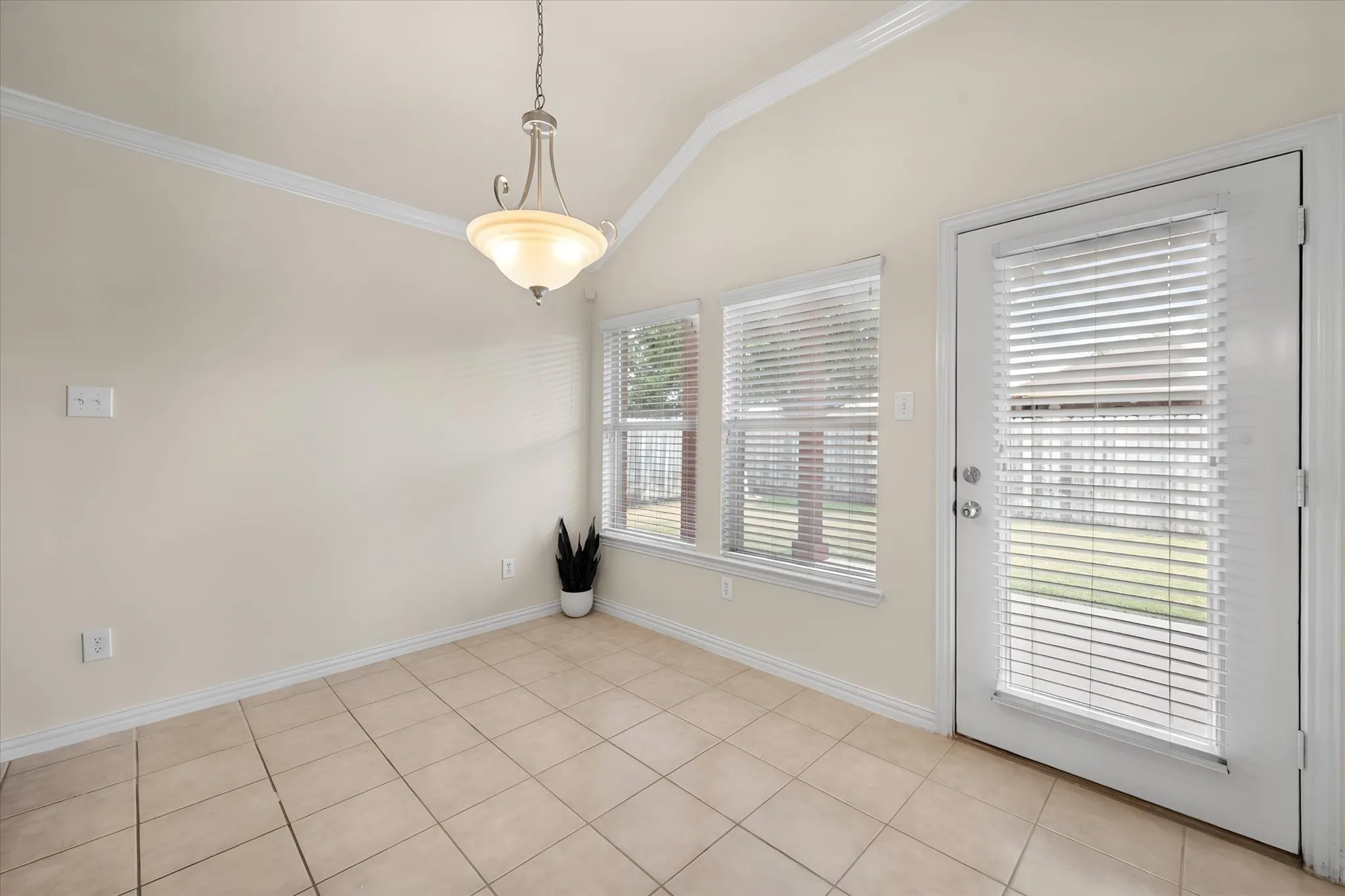 Single Family Residence For Sale in Johnson County , 200 Arrowhead Drive, Burleson, Texas 76028, 3 Bedroom, 2 Bathroom, 2 Garage spaces, 1,903 Sqft, built in 2003, mls#21375822, Real Estate Agent in Burleson, Homes For Sale in Johnson county, Homes For Sale in Burleson, Realtor in Burleson Texas, Real Estate Brokerage Independent Realty Texas, Luminita Cordes Realtor