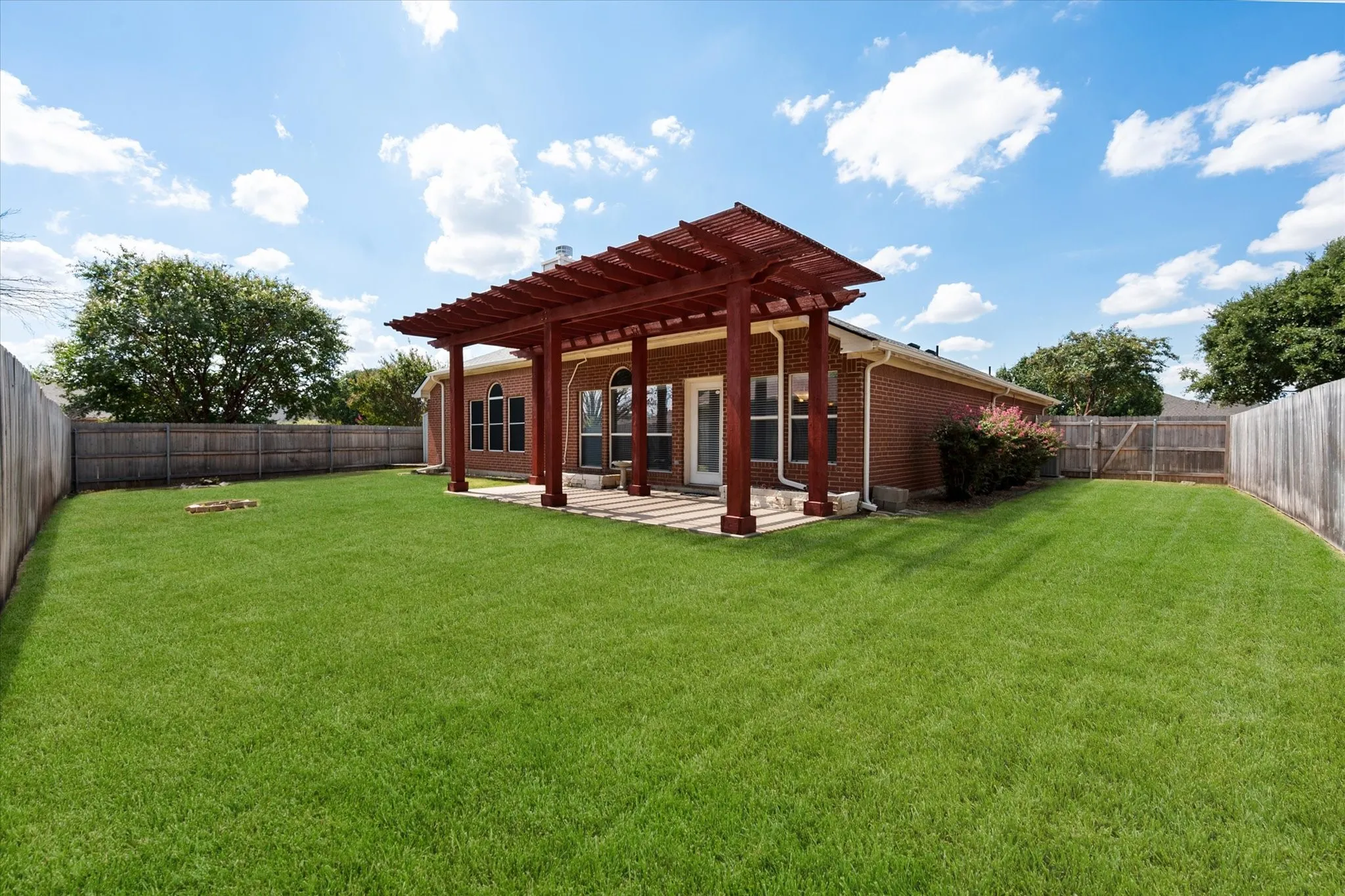 Single Family Residence For Sale in Johnson County , 200 Arrowhead Drive, Burleson, Texas 76028, 3 Bedroom, 2 Bathroom, 2 Garage spaces, 1,903 Sqft, built in 2003, mls#21375822, Real Estate Agent in Burleson, Homes For Sale in Johnson county, Homes For Sale in Burleson, Realtor in Burleson Texas, Real Estate Brokerage Independent Realty Texas, Luminita Cordes Realtor