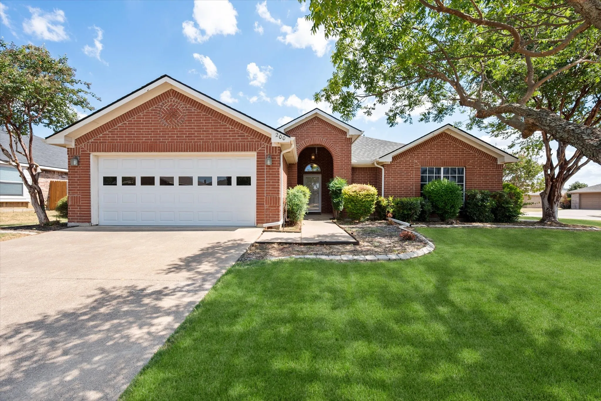 Single Family Residence For Sale in Johnson County , 200 Arrowhead Drive, Burleson, Texas 76028, 3 Bedroom, 2 Bathroom, 2 Garage spaces, 1,903 Sqft, built in 2003, mls#21375822, Real Estate Agent in Burleson, Homes For Sale in Johnson county, Homes For Sale in Burleson, Realtor in Burleson Texas, Real Estate Brokerage Independent Realty Texas, Luminita Cordes Realtor