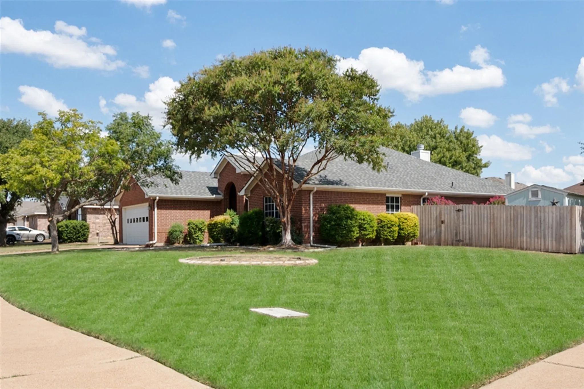 Single Family Residence For Sale in Johnson County , 200 Arrowhead Drive, Burleson, Texas 76028, 3 Bedroom, 2 Bathroom, 2 Garage spaces, 1,903 Sqft, built in 2003, mls#21375822, Real Estate Agent in Burleson, Homes For Sale in Johnson county, Homes For Sale in Burleson, Realtor in Burleson Texas, Real Estate Brokerage Independent Realty Texas, Luminita Cordes Realtor