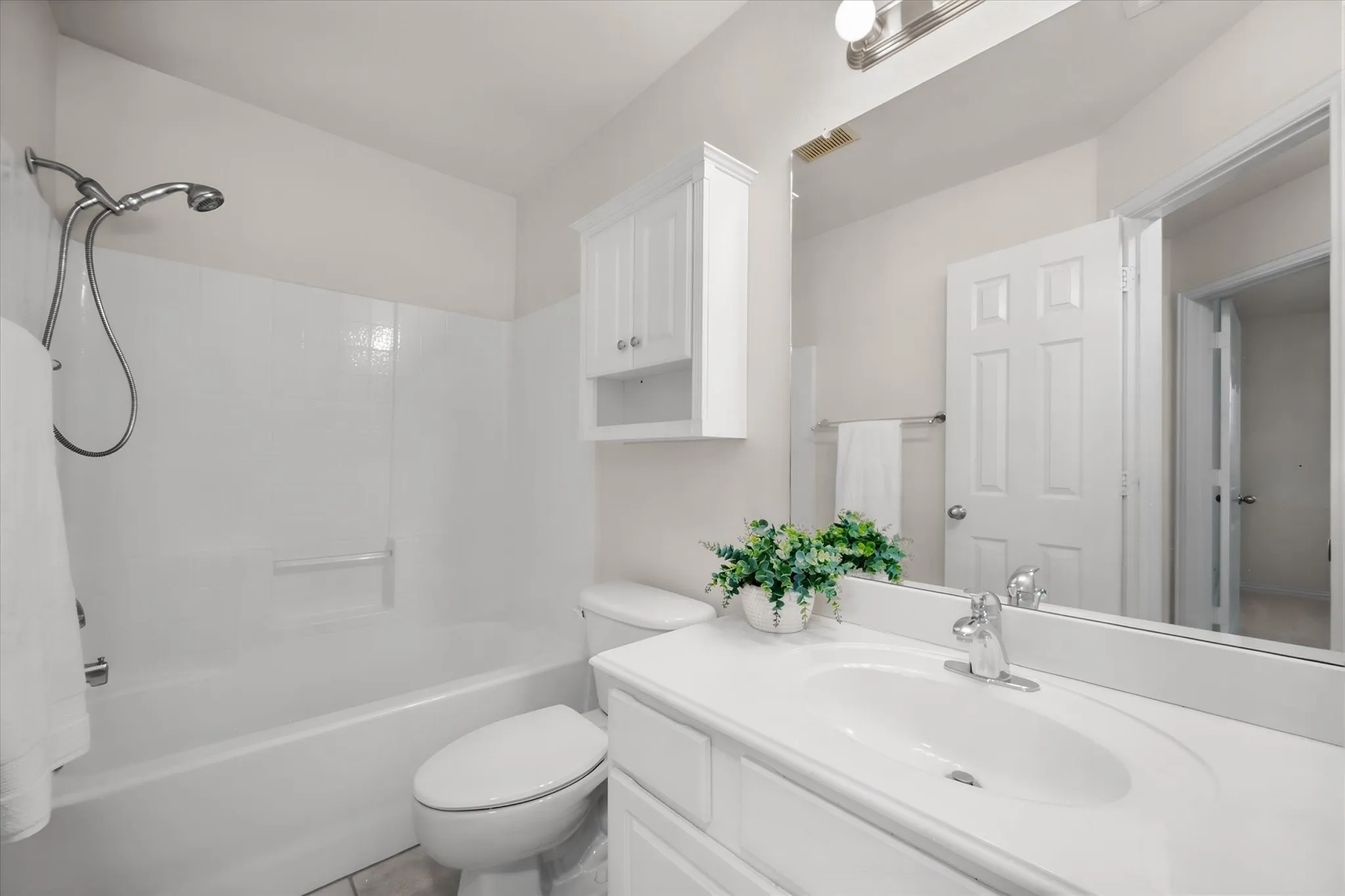 Single Family Residence For Sale in Johnson County , 200 Arrowhead Drive, Burleson, Texas 76028, 3 Bedroom, 2 Bathroom, 2 Garage spaces, 1,903 Sqft, built in 2003, mls#21375822, Real Estate Agent in Burleson, Homes For Sale in Johnson county, Homes For Sale in Burleson, Realtor in Burleson Texas, Real Estate Brokerage Independent Realty Texas, Luminita Cordes Realtor