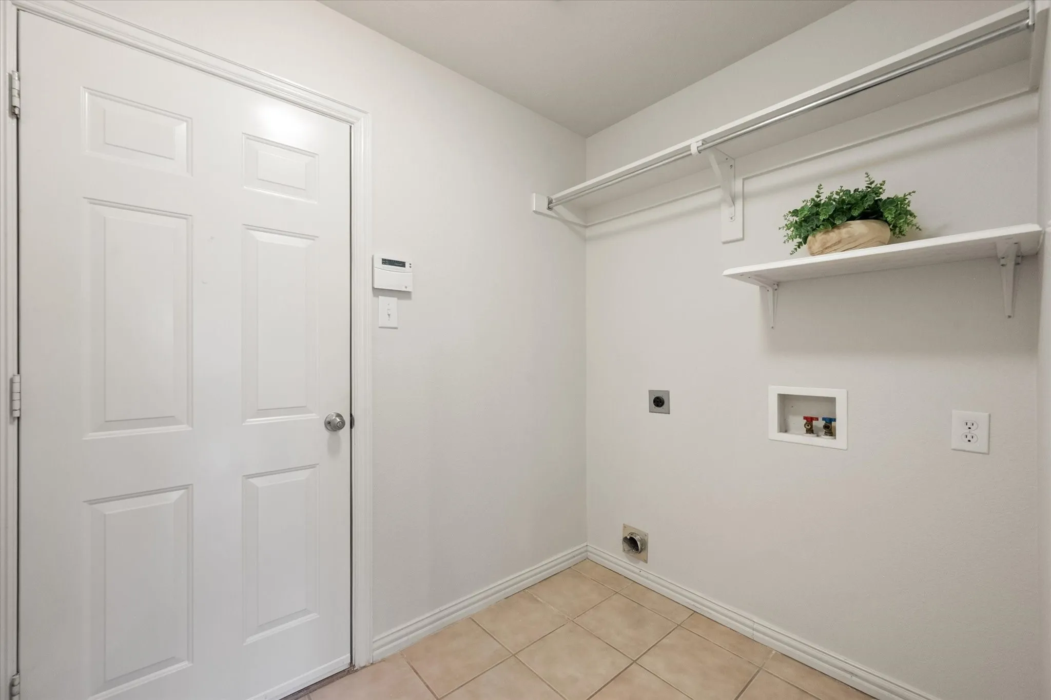 Single Family Residence For Sale in Johnson County , 200 Arrowhead Drive, Burleson, Texas 76028, 3 Bedroom, 2 Bathroom, 2 Garage spaces, 1,903 Sqft, built in 2003, mls#21375822, Real Estate Agent in Burleson, Homes For Sale in Johnson county, Homes For Sale in Burleson, Realtor in Burleson Texas, Real Estate Brokerage Independent Realty Texas, Luminita Cordes Realtor