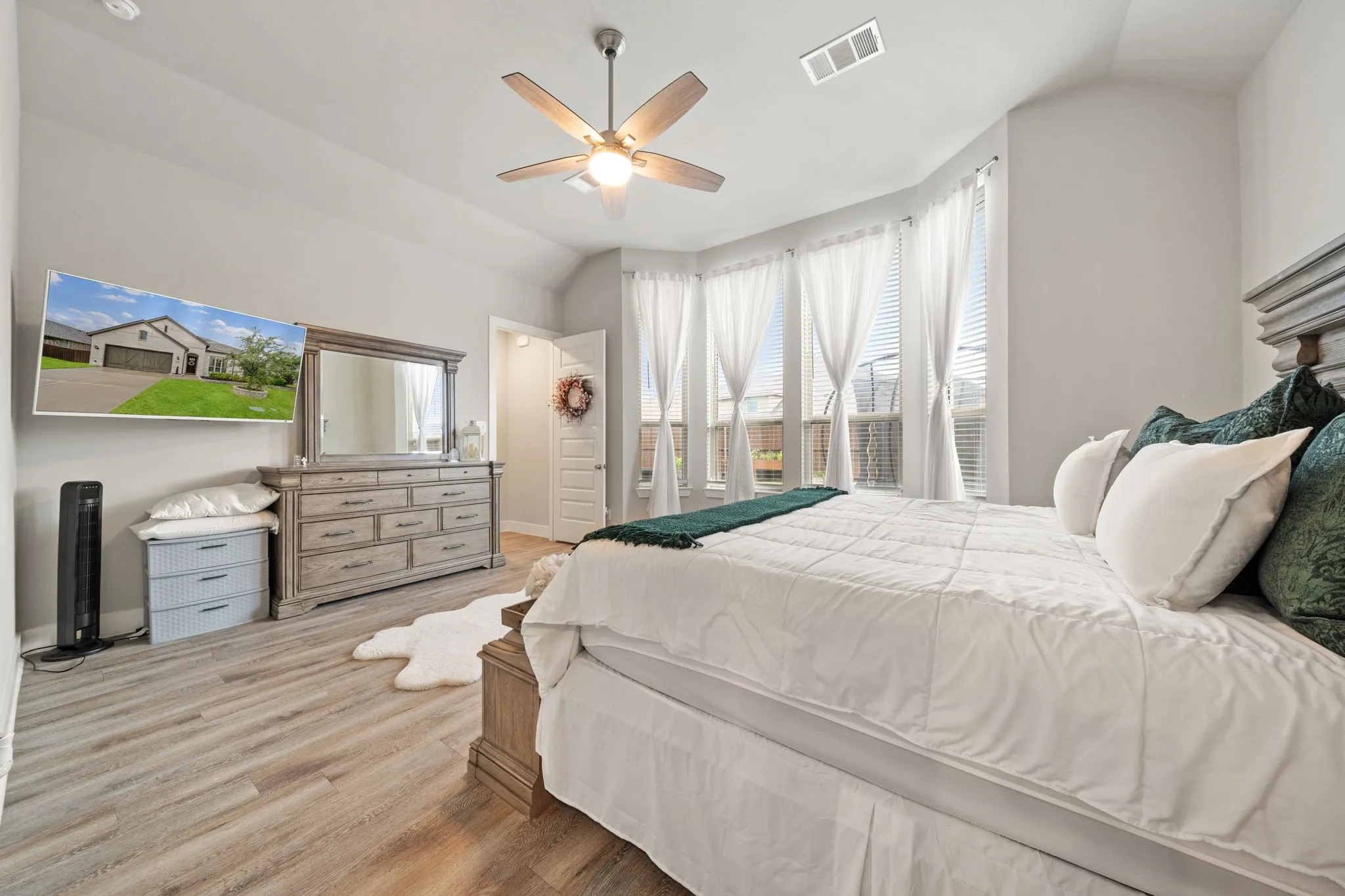 Single Family Residence For Sale in Rockwall County , 1830 Bellagio Lane, Mclendon Chisholm, Texas 75032, 4 Bedroom, 4 Bathroom, 3 Garage spaces, 2,772 Sqft, built in 2020, mls#21377096, Real Estate Agent in Mclendon Chisholm, Homes For Sale in Rockwall county, Homes For Sale in Mclendon Chisholm, Realtor in Mclendon Chisholm Texas, Real Estate Brokerage Independent Realty Texas, Luminita Cordes Realtor