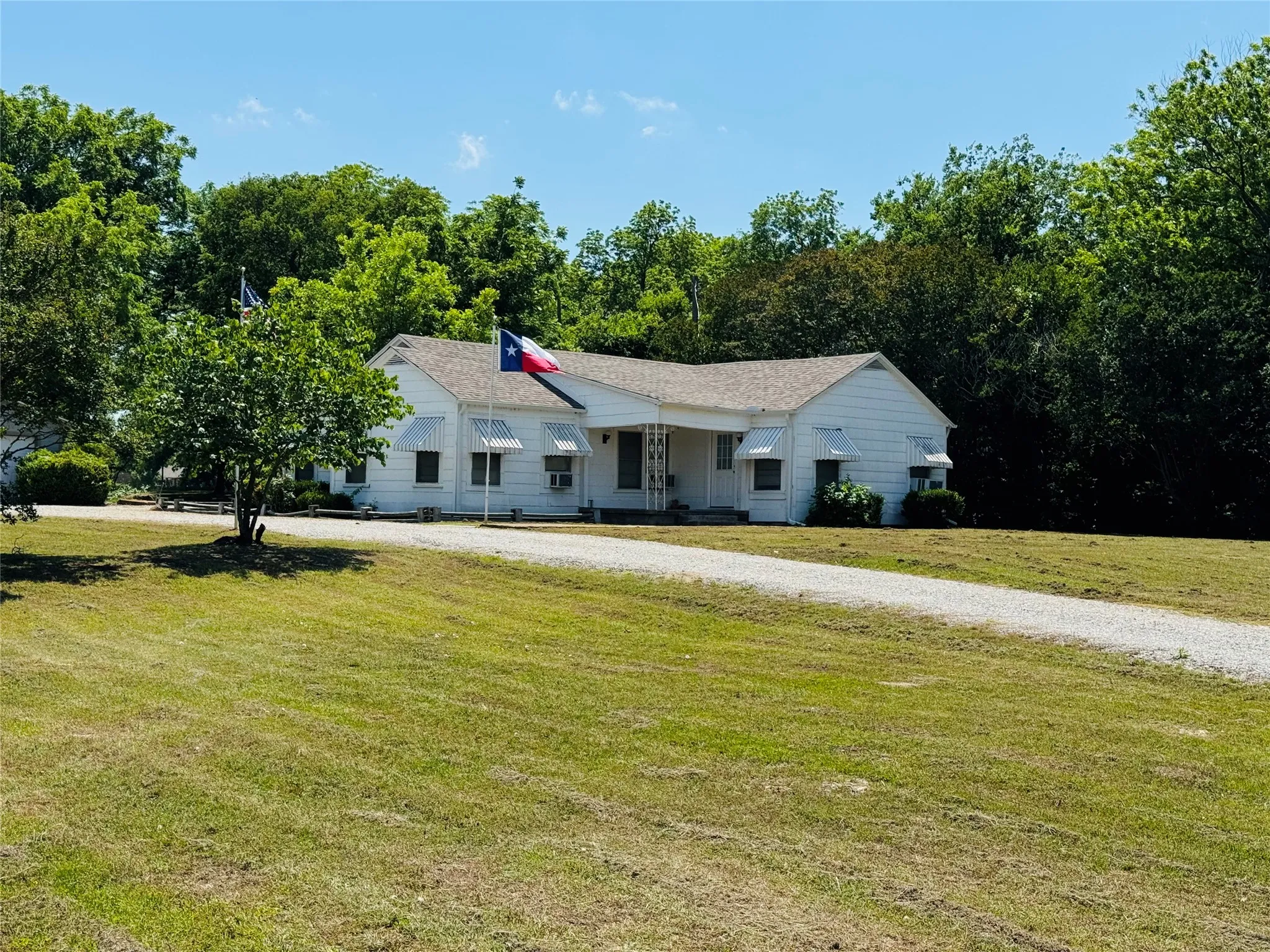 Single Family Residence For Sale in Fannin County , 4934 Fm-68, Gober, Texas 75443, 3 Bedroom, 1 Bathroom, 2 Garage spaces, 1,323 Sqft, built in 1948, mls#21377071, Real Estate Agent in Gober, Homes For Sale in Fannin county, Homes For Sale in Gober, Realtor in Gober Texas, Real Estate Brokerage Independent Realty Texas, Luminita Cordes Realtor