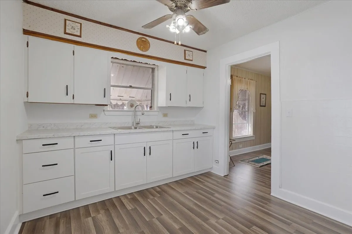 Single Family Residence For Sale in Fannin County , 4934 Fm-68, Gober, Texas 75443, 3 Bedroom, 1 Bathroom, 2 Garage spaces, 1,323 Sqft, built in 1948, mls#21377071, Real Estate Agent in Gober, Homes For Sale in Fannin county, Homes For Sale in Gober, Realtor in Gober Texas, Real Estate Brokerage Independent Realty Texas, Luminita Cordes Realtor