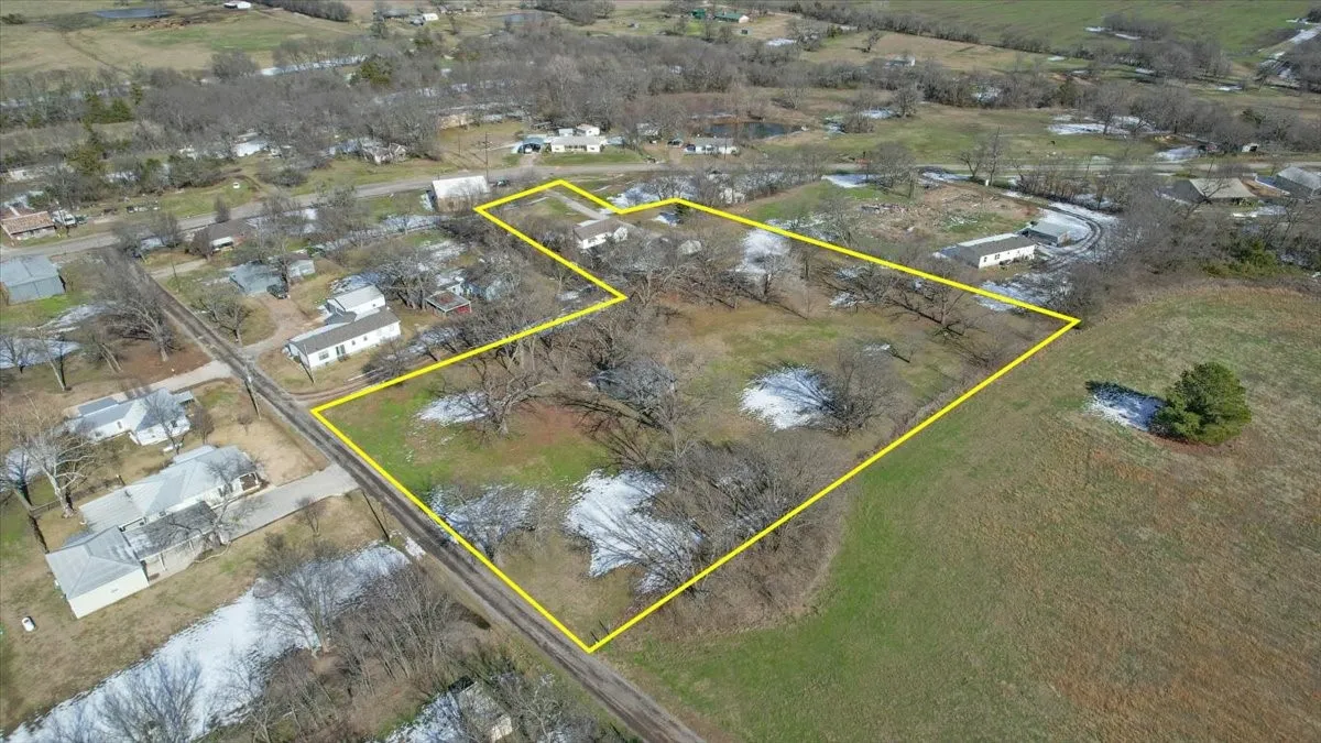 Single Family Residence For Sale in Fannin County , 4934 Fm-68, Gober, Texas 75443, 3 Bedroom, 1 Bathroom, 2 Garage spaces, 1,323 Sqft, built in 1948, mls#21377071, Real Estate Agent in Gober, Homes For Sale in Fannin county, Homes For Sale in Gober, Realtor in Gober Texas, Real Estate Brokerage Independent Realty Texas, Luminita Cordes Realtor