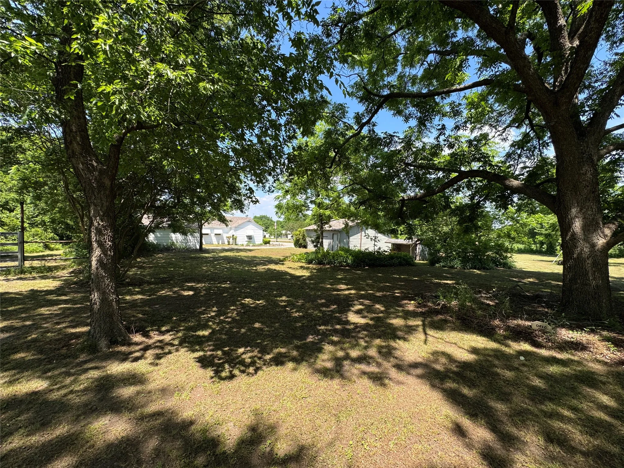 Single Family Residence For Sale in Fannin County , 4934 Fm-68, Gober, Texas 75443, 3 Bedroom, 1 Bathroom, 2 Garage spaces, 1,323 Sqft, built in 1948, mls#21377071, Real Estate Agent in Gober, Homes For Sale in Fannin county, Homes For Sale in Gober, Realtor in Gober Texas, Real Estate Brokerage Independent Realty Texas, Luminita Cordes Realtor