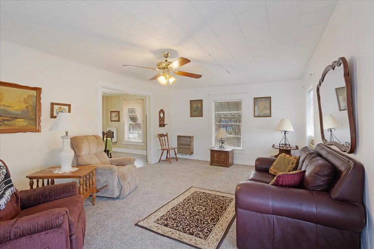 Single Family Residence For Sale in Fannin County , 4934 Fm-68, Gober, Texas 75443, 3 Bedroom, 1 Bathroom, 2 Garage spaces, 1,323 Sqft, built in 1948, mls#21377071, Real Estate Agent in Gober, Homes For Sale in Fannin county, Homes For Sale in Gober, Realtor in Gober Texas, Real Estate Brokerage Independent Realty Texas, Luminita Cordes Realtor