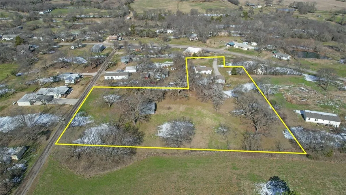 Single Family Residence For Sale in Fannin County , 4934 Fm-68, Gober, Texas 75443, 3 Bedroom, 1 Bathroom, 2 Garage spaces, 1,323 Sqft, built in 1948, mls#21377071, Real Estate Agent in Gober, Homes For Sale in Fannin county, Homes For Sale in Gober, Realtor in Gober Texas, Real Estate Brokerage Independent Realty Texas, Luminita Cordes Realtor
