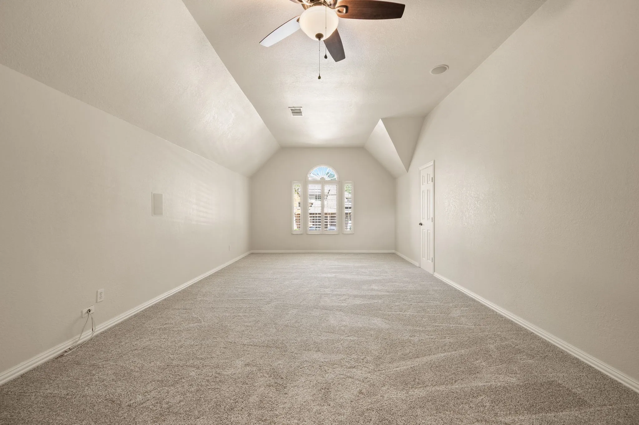 Single Family Residence For Sale in Tarrant County , 18 Jamie Court, Trophy Club, Texas 76262, 3 Bedroom, 3 Bathroom, 2 Garage spaces, 3,221 Sqft, built in 1998, mls#21367820, Real Estate Agent in Trophy Club, Homes For Sale in Tarrant county, Homes For Sale in Trophy Club, Realtor in Trophy Club Texas, Real Estate Brokerage Independent Realty Texas, Luminita Cordes Realtor