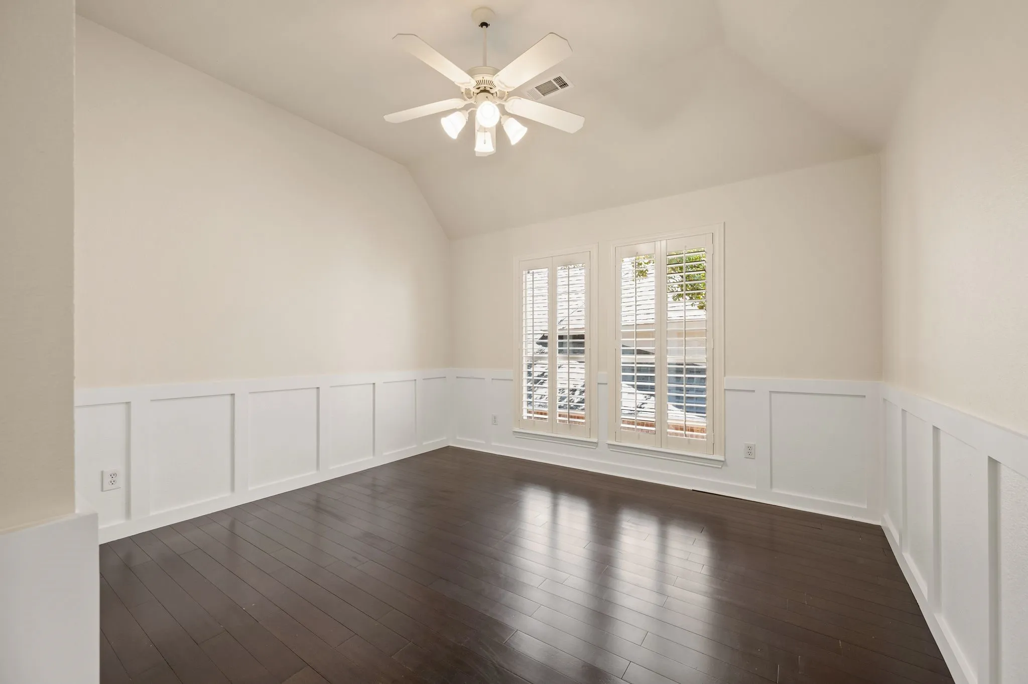 Single Family Residence For Sale in Tarrant County , 18 Jamie Court, Trophy Club, Texas 76262, 3 Bedroom, 3 Bathroom, 2 Garage spaces, 3,221 Sqft, built in 1998, mls#21367820, Real Estate Agent in Trophy Club, Homes For Sale in Tarrant county, Homes For Sale in Trophy Club, Realtor in Trophy Club Texas, Real Estate Brokerage Independent Realty Texas, Luminita Cordes Realtor