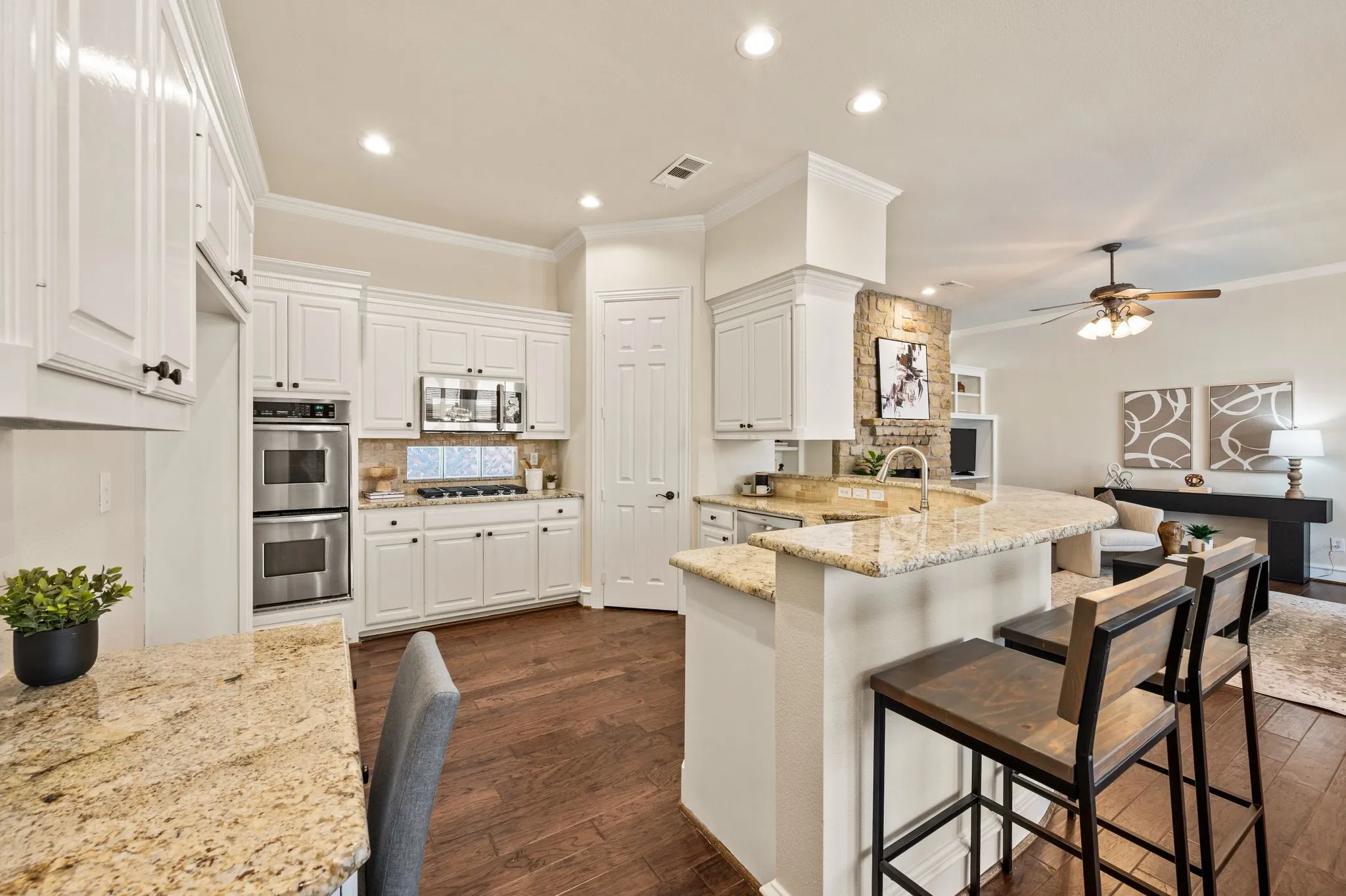 Single Family Residence For Sale in Tarrant County , 18 Jamie Court, Trophy Club, Texas 76262, 3 Bedroom, 3 Bathroom, 2 Garage spaces, 3,221 Sqft, built in 1998, mls#21367820, Real Estate Agent in Trophy Club, Homes For Sale in Tarrant county, Homes For Sale in Trophy Club, Realtor in Trophy Club Texas, Real Estate Brokerage Independent Realty Texas, Luminita Cordes Realtor
