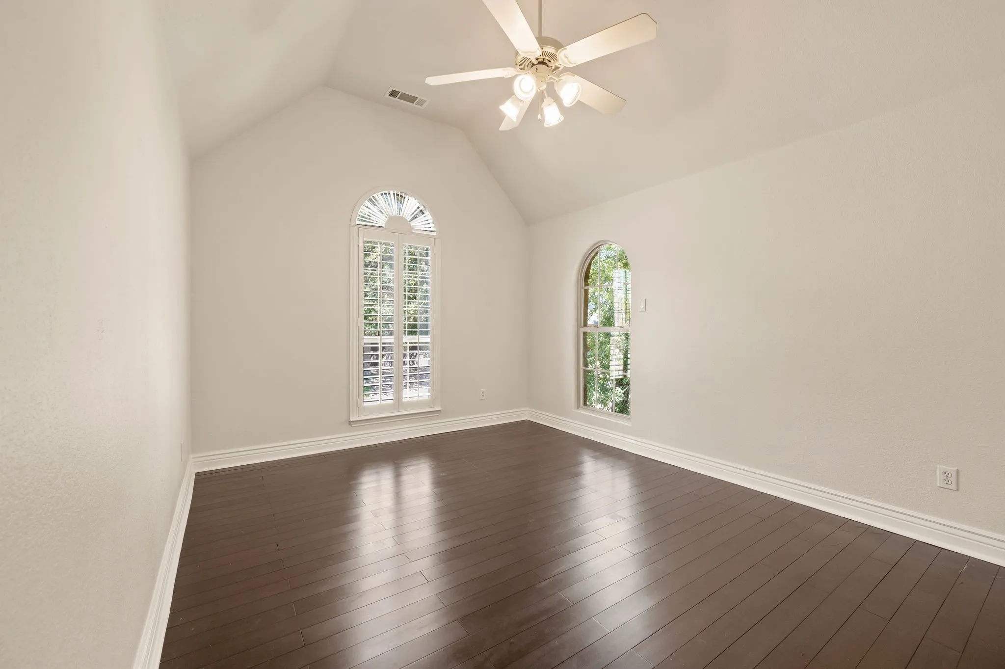 Single Family Residence For Sale in Tarrant County , 18 Jamie Court, Trophy Club, Texas 76262, 3 Bedroom, 3 Bathroom, 2 Garage spaces, 3,221 Sqft, built in 1998, mls#21367820, Real Estate Agent in Trophy Club, Homes For Sale in Tarrant county, Homes For Sale in Trophy Club, Realtor in Trophy Club Texas, Real Estate Brokerage Independent Realty Texas, Luminita Cordes Realtor