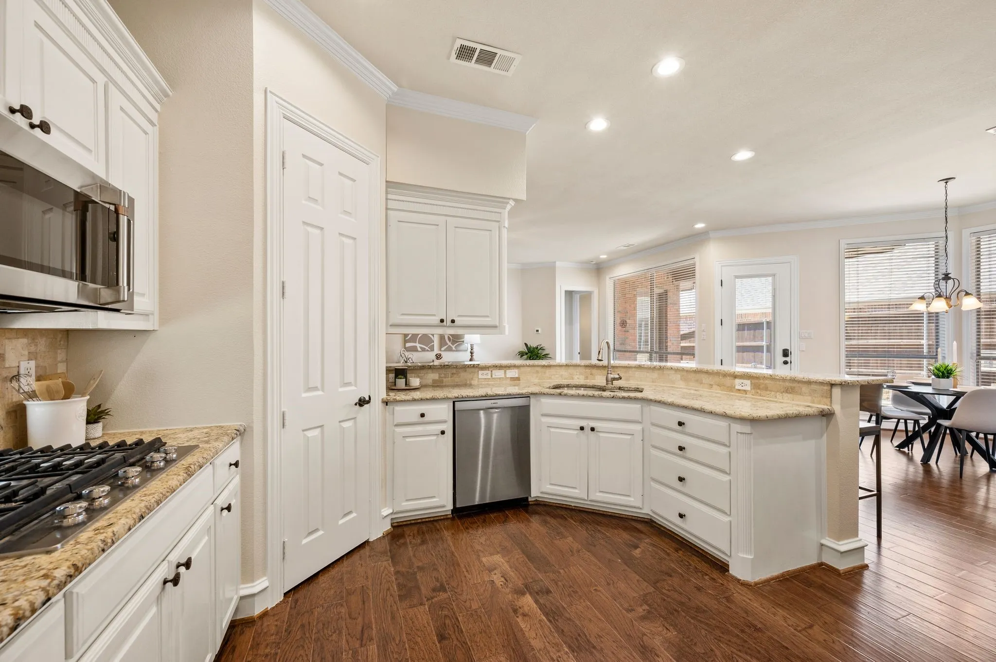 Single Family Residence For Sale in Tarrant County , 18 Jamie Court, Trophy Club, Texas 76262, 3 Bedroom, 3 Bathroom, 2 Garage spaces, 3,221 Sqft, built in 1998, mls#21367820, Real Estate Agent in Trophy Club, Homes For Sale in Tarrant county, Homes For Sale in Trophy Club, Realtor in Trophy Club Texas, Real Estate Brokerage Independent Realty Texas, Luminita Cordes Realtor