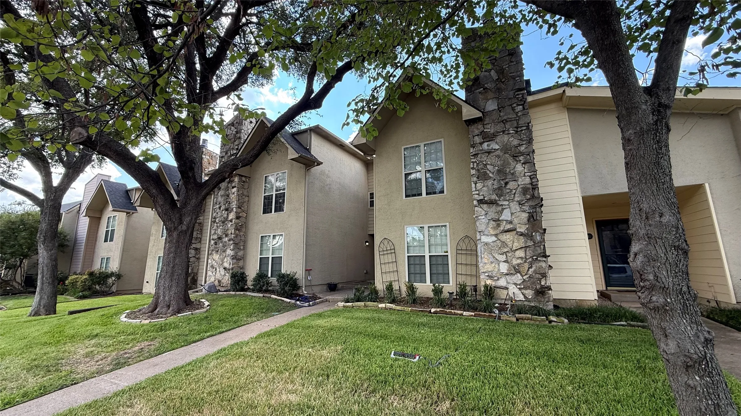 Townhouse For Rent in Dallas County , 9432 Timberleaf Drive, Dallas, Texas 75243, 3 Bedroom, 3 Bathroom, 2 Garage spaces, 1,878 Sqft, built in 1971, mls#21377151, Real Estate Agent in Dallas, Homes For Rent in Dallas county, Homes For Rent in Dallas, Realtor in Dallas Texas, Real Estate Brokerage Independent Realty Texas, Luminita Cordes Realtor