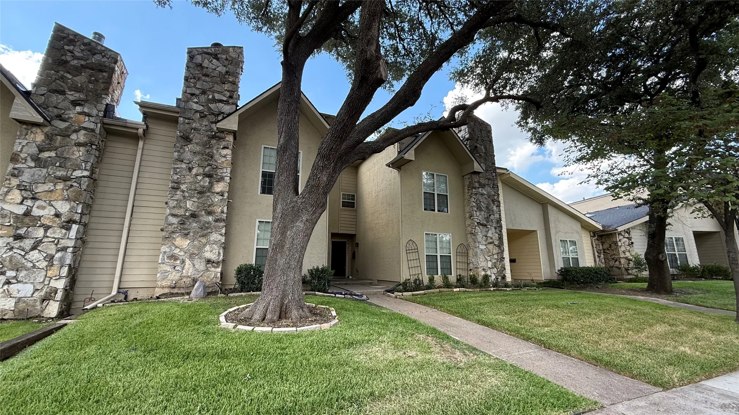 Townhouse For Rent in Dallas County , 9432 Timberleaf Drive, Dallas, Texas 75243, 3 Bedroom, 3 Bathroom, 2 Garage spaces, 1,878 Sqft, built in 1971, mls#21377151, Real Estate Agent in Dallas, Homes For Rent in Dallas county, Homes For Rent in Dallas, Realtor in Dallas Texas, Real Estate Brokerage Independent Realty Texas, Luminita Cordes Realtor