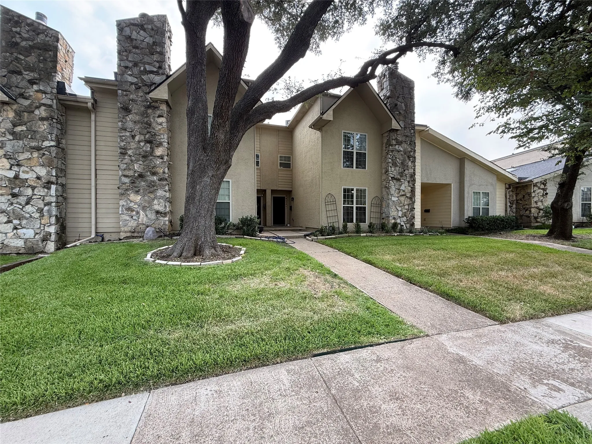 Townhouse For Rent in Dallas County , 9432 Timberleaf Drive, Dallas, Texas 75243, 3 Bedroom, 3 Bathroom, 2 Garage spaces, 1,878 Sqft, built in 1971, mls#21377151, Real Estate Agent in Dallas, Homes For Rent in Dallas county, Homes For Rent in Dallas, Realtor in Dallas Texas, Real Estate Brokerage Independent Realty Texas, Luminita Cordes Realtor
