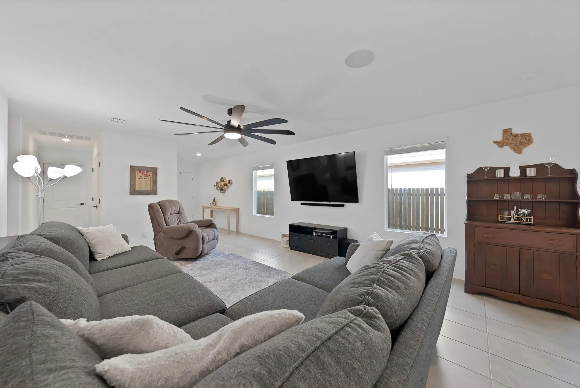 Spacious room with light-toned tile flooring, a multi-blade ceiling fan, and recessed lighting