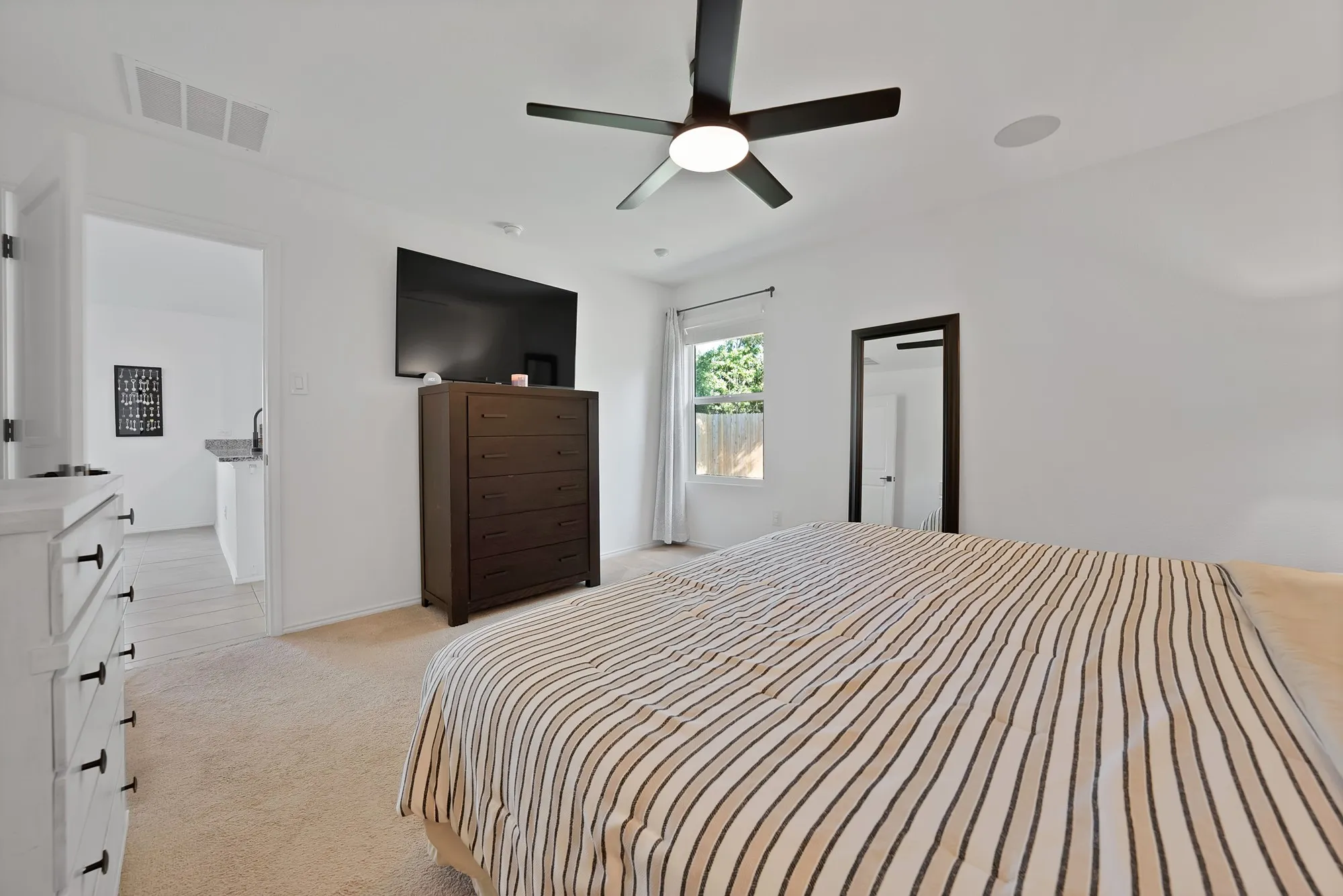 Neutral wall color, ceiling fan with integrated lighting, recessed lighting, carpet flooring, and a window with blinds