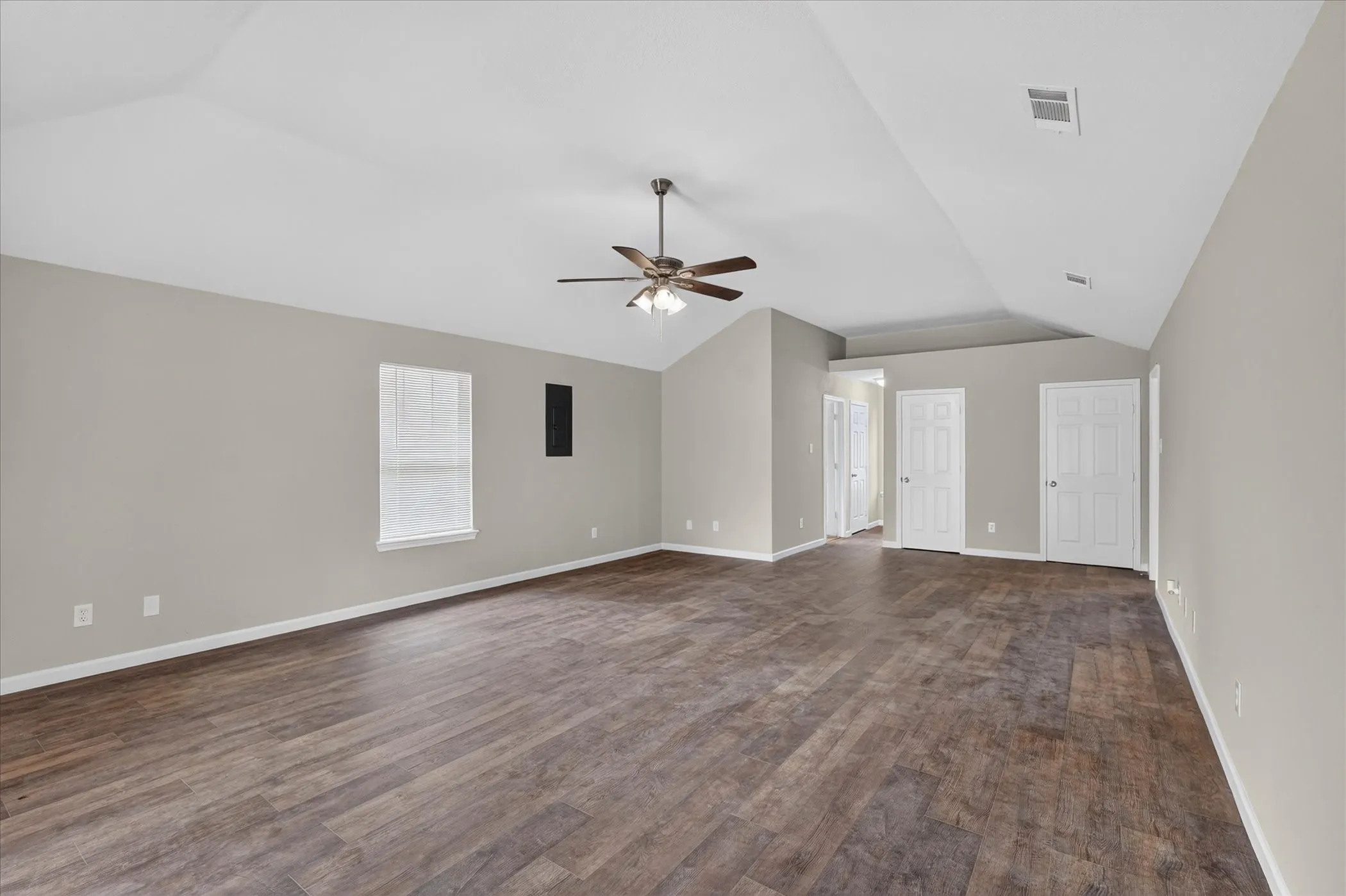 Single Family Residence For Sale in Hunt County , 201 West Lane, West Tawakoni, Texas 75474, 3 Bedroom, 2 Bathroom, Garage spaces, 2,121 Sqft, built in 2002, mls#21377154, Real Estate Agent in West Tawakoni, Homes For Sale in Hunt county, Homes For Sale in West Tawakoni, Realtor in West Tawakoni Texas, Real Estate Brokerage Independent Realty Texas, Luminita Cordes Realtor