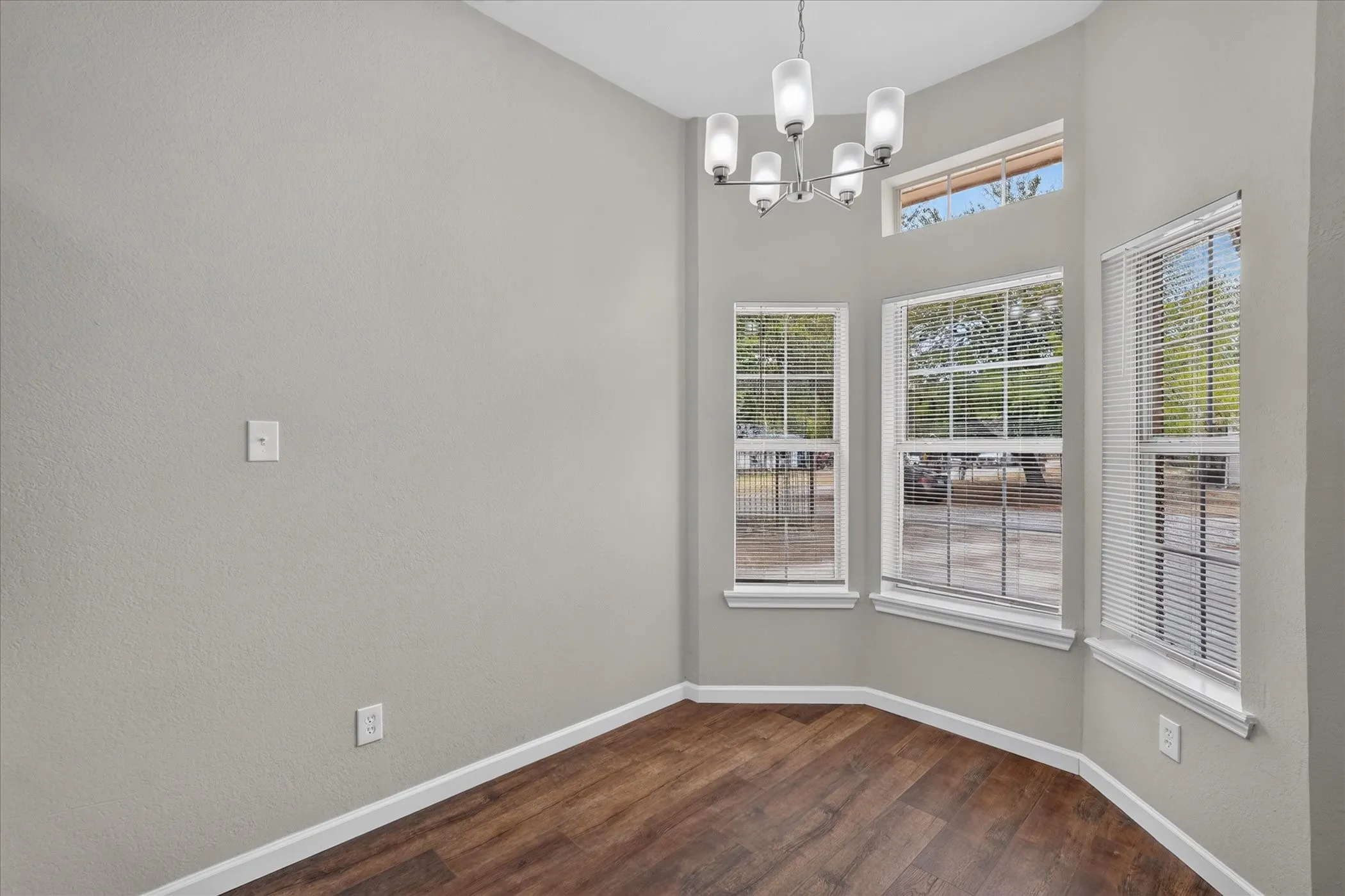 Single Family Residence For Sale in Hunt County , 201 West Lane, West Tawakoni, Texas 75474, 3 Bedroom, 2 Bathroom, Garage spaces, 2,121 Sqft, built in 2002, mls#21377154, Real Estate Agent in West Tawakoni, Homes For Sale in Hunt county, Homes For Sale in West Tawakoni, Realtor in West Tawakoni Texas, Real Estate Brokerage Independent Realty Texas, Luminita Cordes Realtor