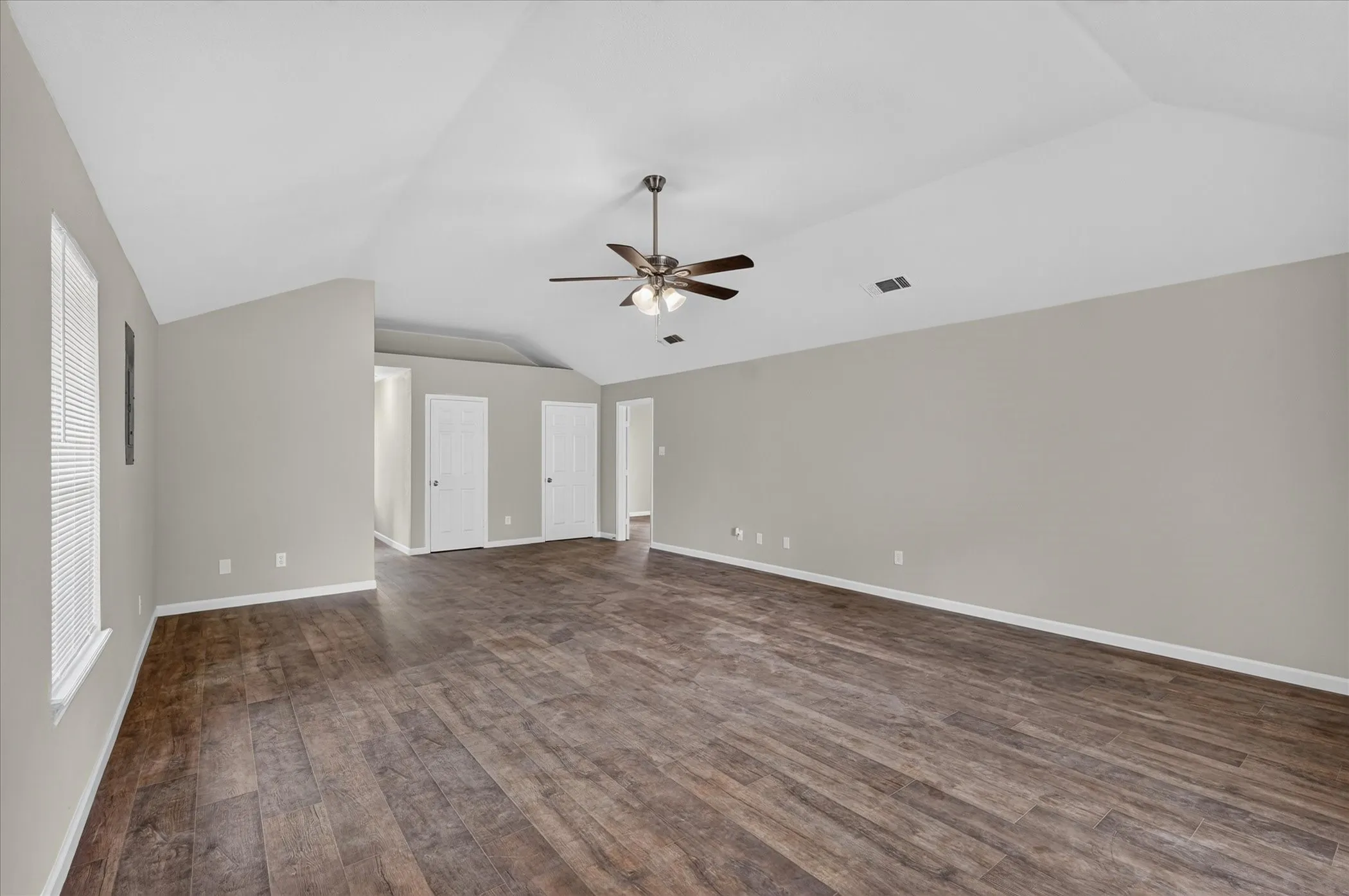 Single Family Residence For Sale in Hunt County , 201 West Lane, West Tawakoni, Texas 75474, 3 Bedroom, 2 Bathroom, Garage spaces, 2,121 Sqft, built in 2002, mls#21377154, Real Estate Agent in West Tawakoni, Homes For Sale in Hunt county, Homes For Sale in West Tawakoni, Realtor in West Tawakoni Texas, Real Estate Brokerage Independent Realty Texas, Luminita Cordes Realtor