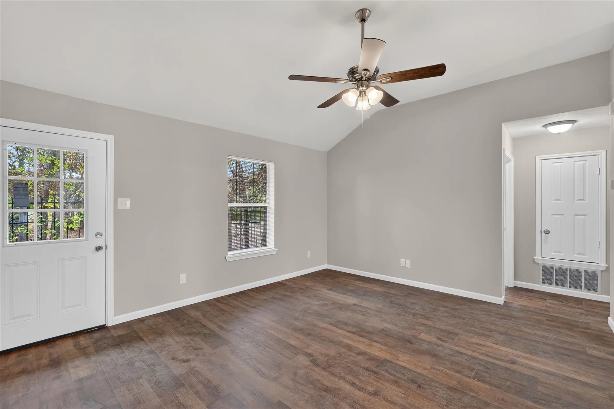 Single Family Residence For Sale in Hunt County , 201 West Lane, West Tawakoni, Texas 75474, 3 Bedroom, 2 Bathroom, Garage spaces, 2,121 Sqft, built in 2002, mls#21377154, Real Estate Agent in West Tawakoni, Homes For Sale in Hunt county, Homes For Sale in West Tawakoni, Realtor in West Tawakoni Texas, Real Estate Brokerage Independent Realty Texas, Luminita Cordes Realtor