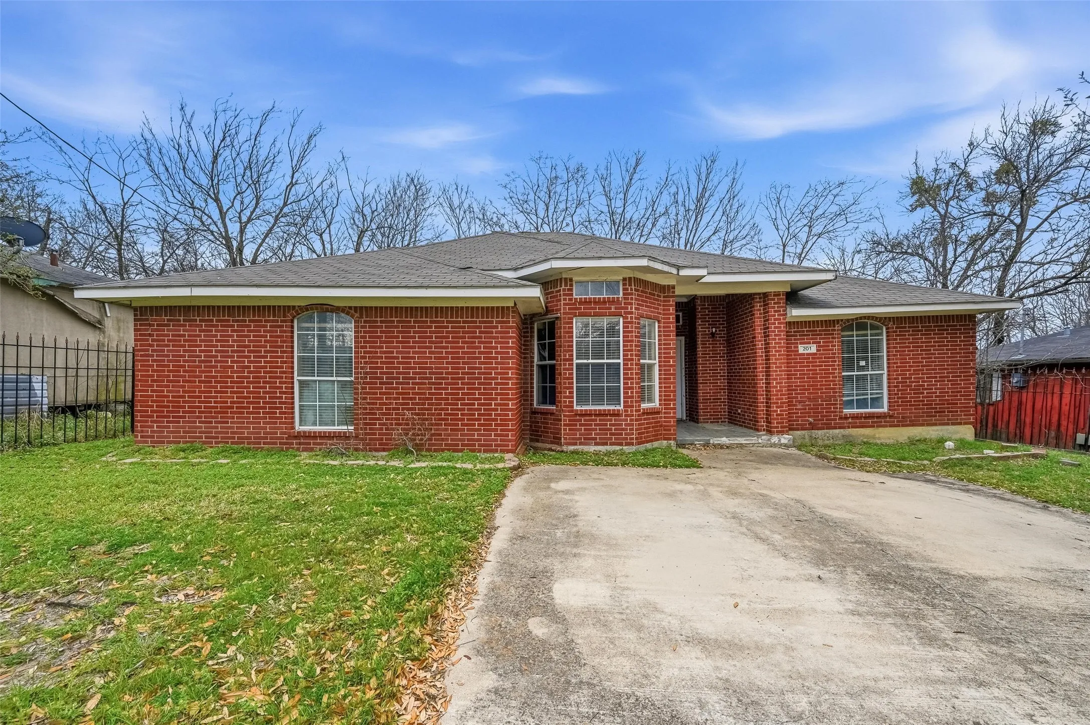 Single Family Residence For Sale in Hunt County , 201 West Lane, West Tawakoni, Texas 75474, 3 Bedroom, 2 Bathroom, Garage spaces, 2,121 Sqft, built in 2002, mls#21377154, Real Estate Agent in West Tawakoni, Homes For Sale in Hunt county, Homes For Sale in West Tawakoni, Realtor in West Tawakoni Texas, Real Estate Brokerage Independent Realty Texas, Luminita Cordes Realtor