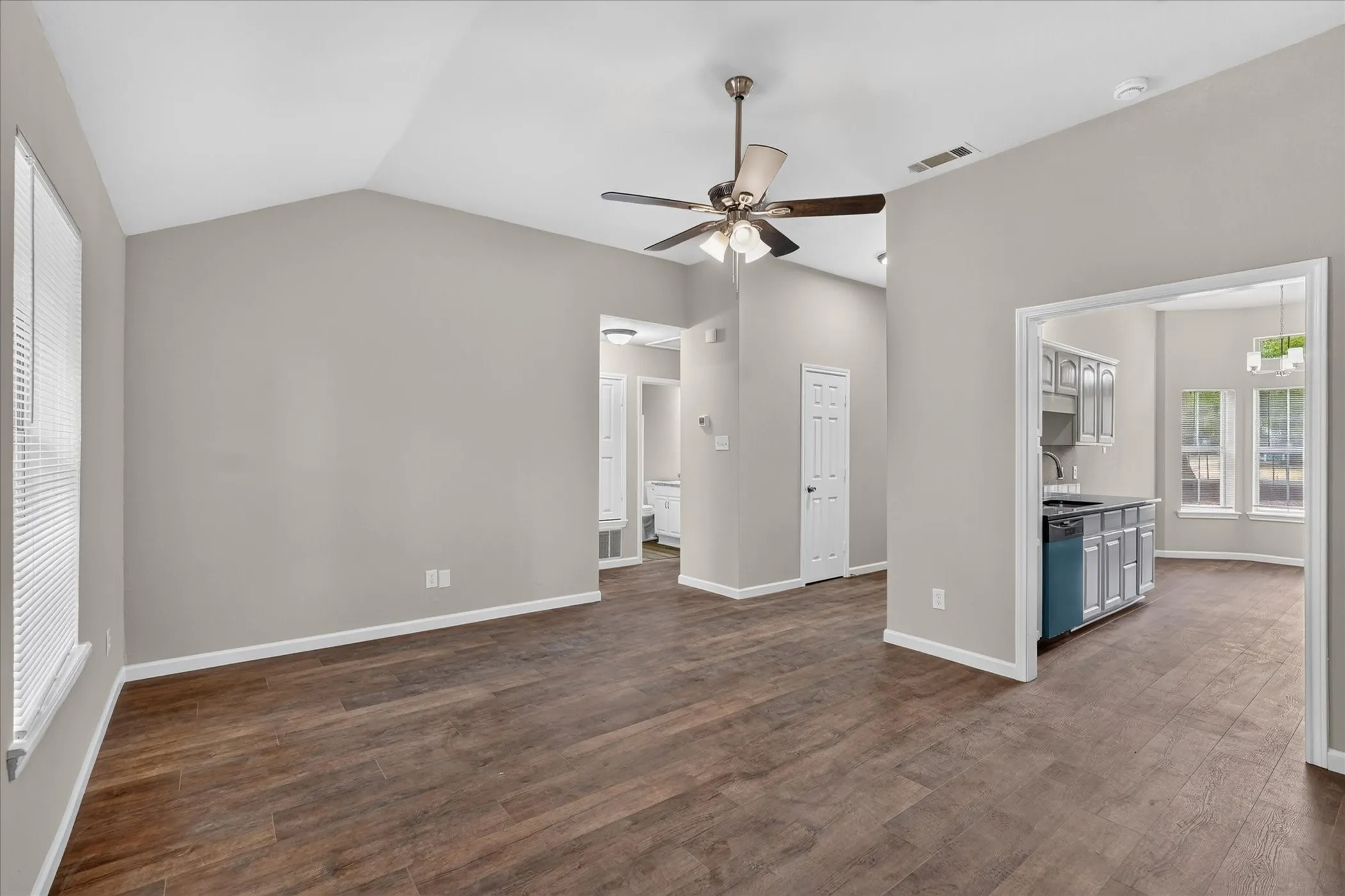 Single Family Residence For Sale in Hunt County , 201 West Lane, West Tawakoni, Texas 75474, 3 Bedroom, 2 Bathroom, Garage spaces, 2,121 Sqft, built in 2002, mls#21377154, Real Estate Agent in West Tawakoni, Homes For Sale in Hunt county, Homes For Sale in West Tawakoni, Realtor in West Tawakoni Texas, Real Estate Brokerage Independent Realty Texas, Luminita Cordes Realtor