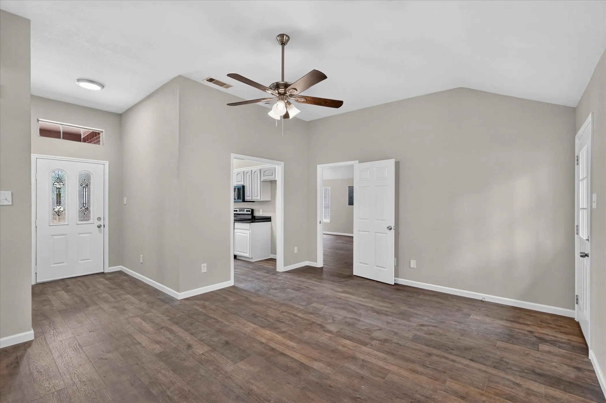 Single Family Residence For Sale in Hunt County , 201 West Lane, West Tawakoni, Texas 75474, 3 Bedroom, 2 Bathroom, Garage spaces, 2,121 Sqft, built in 2002, mls#21377154, Real Estate Agent in West Tawakoni, Homes For Sale in Hunt county, Homes For Sale in West Tawakoni, Realtor in West Tawakoni Texas, Real Estate Brokerage Independent Realty Texas, Luminita Cordes Realtor