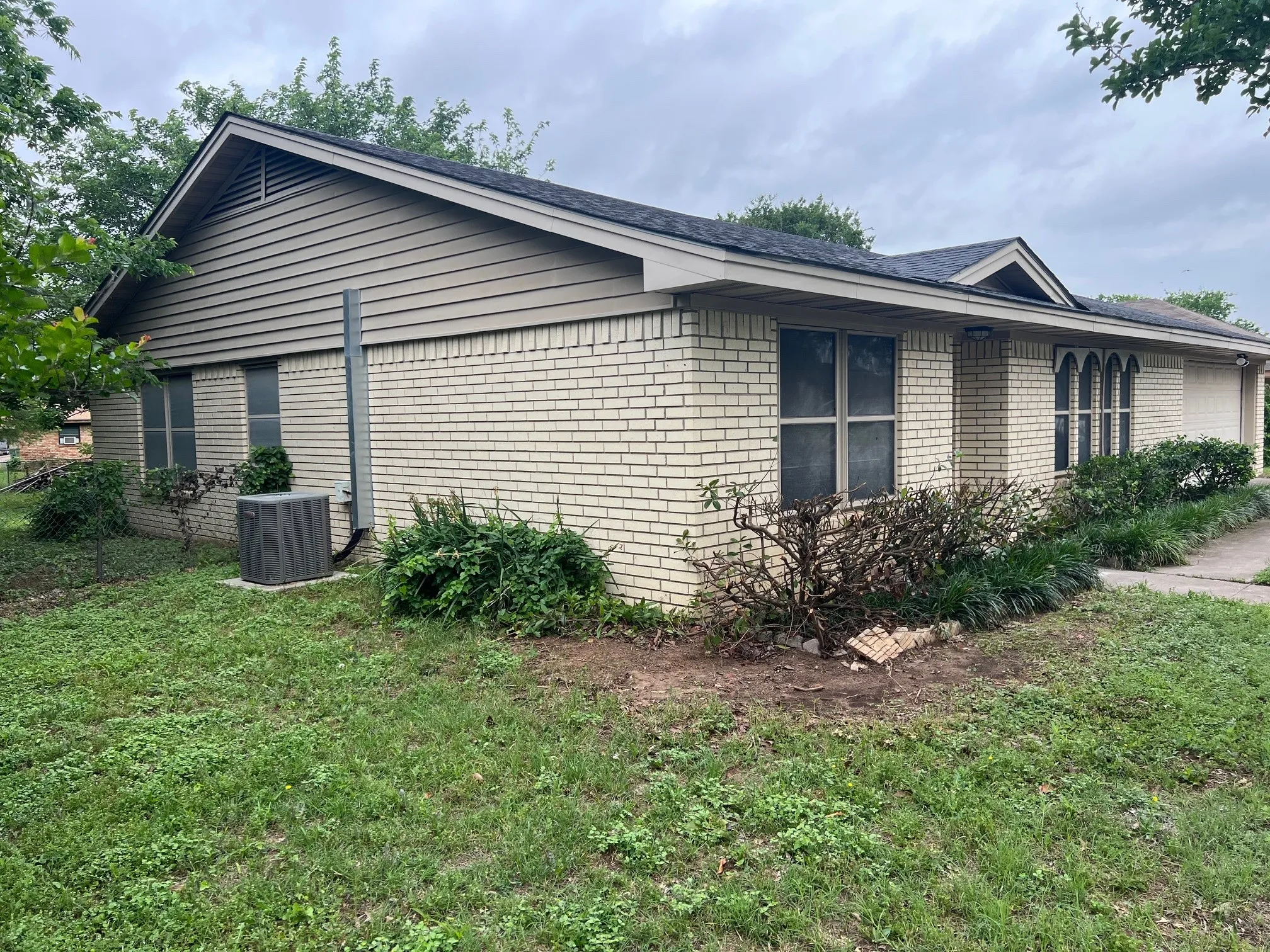 Single Family Residence For Rent in Mc Lennan County , 1118 Pawnee Street, Bellmead, Texas 76705, 3 Bedroom, 2 Bathroom, 2 Garage spaces, 1,608 Sqft, built in 1988, mls#21377155, Real Estate Agent in Bellmead, Homes For Rent in Mc Lennan county, Homes For Rent in Bellmead, Realtor in Bellmead Texas, Real Estate Brokerage Independent Realty Texas, Luminita Cordes Realtor