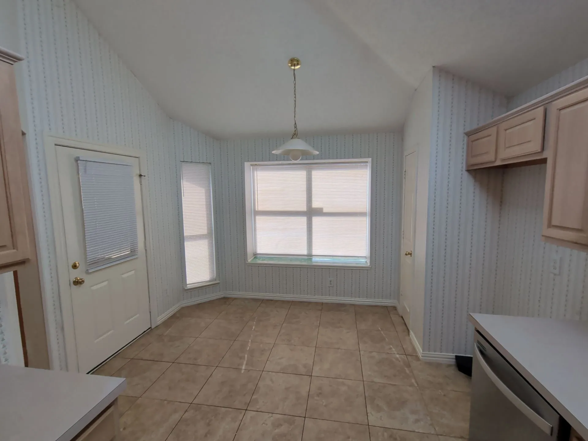 eat-in Kitchen