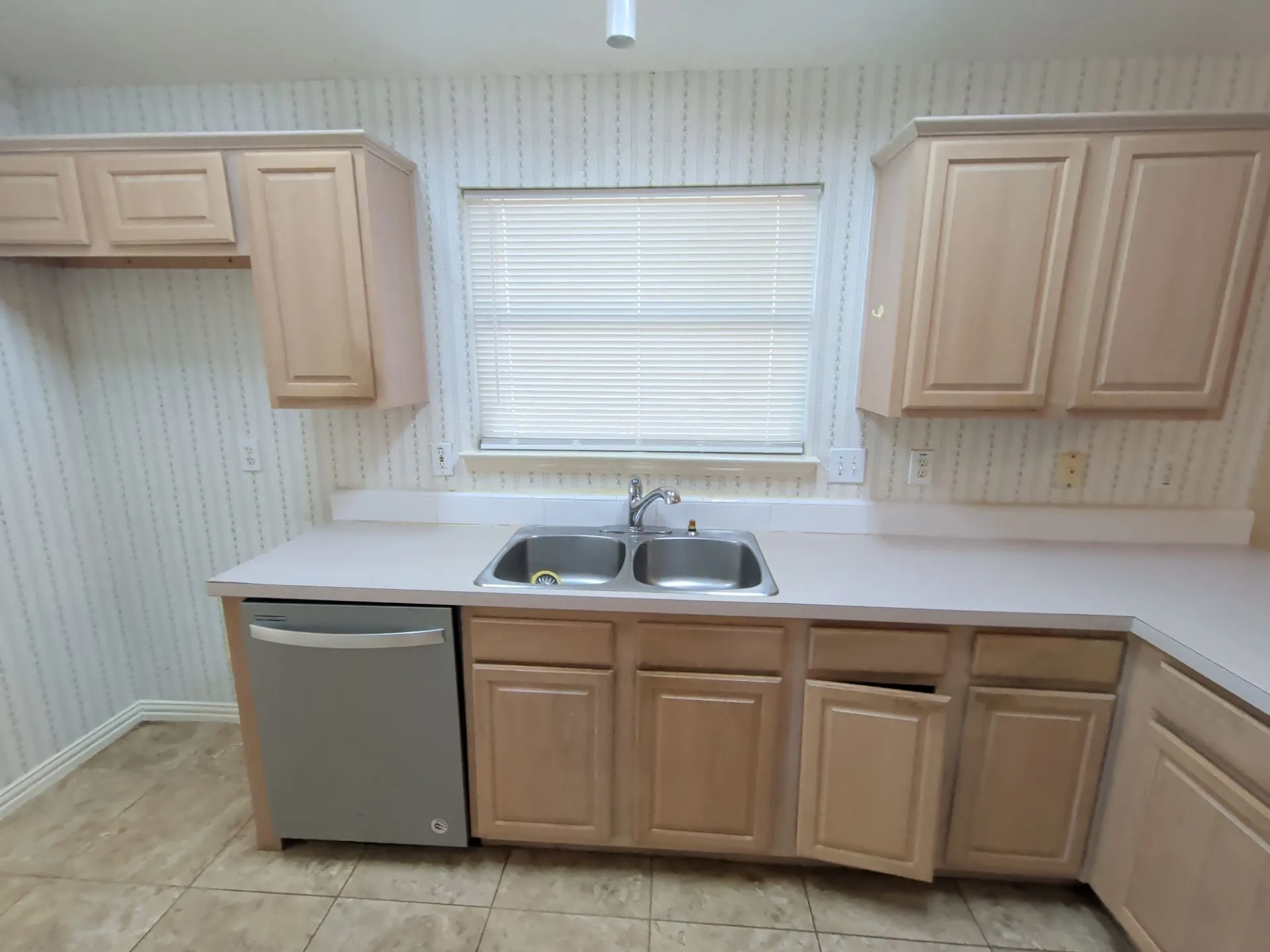 Single Family Residence For Rent in Tarrant County , 4819 Brady Court, Arlington, Texas 76018, 3 Bedroom, 2 Bathroom, 2 Garage spaces, 1,758 Sqft, built in 1996, mls#21377138, Real Estate Agent in Arlington, Homes For Rent in Tarrant county, Homes For Rent in Arlington, Realtor in Arlington Texas, Real Estate Brokerage Independent Realty Texas, Luminita Cordes Realtor