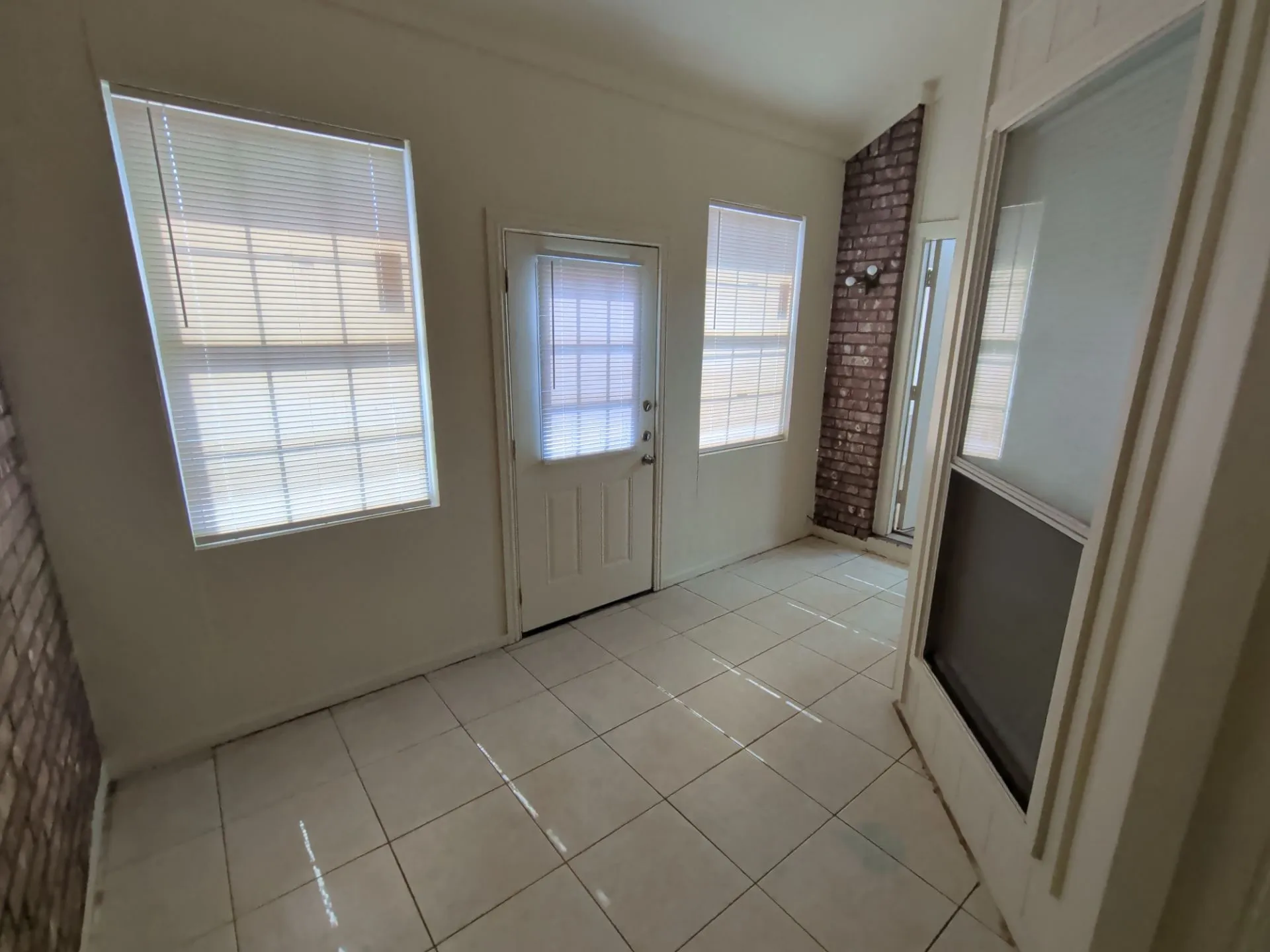 Single Family Residence For Rent in Tarrant County , 4819 Brady Court, Arlington, Texas 76018, 3 Bedroom, 2 Bathroom, 2 Garage spaces, 1,758 Sqft, built in 1996, mls#21377138, Real Estate Agent in Arlington, Homes For Rent in Tarrant county, Homes For Rent in Arlington, Realtor in Arlington Texas, Real Estate Brokerage Independent Realty Texas, Luminita Cordes Realtor