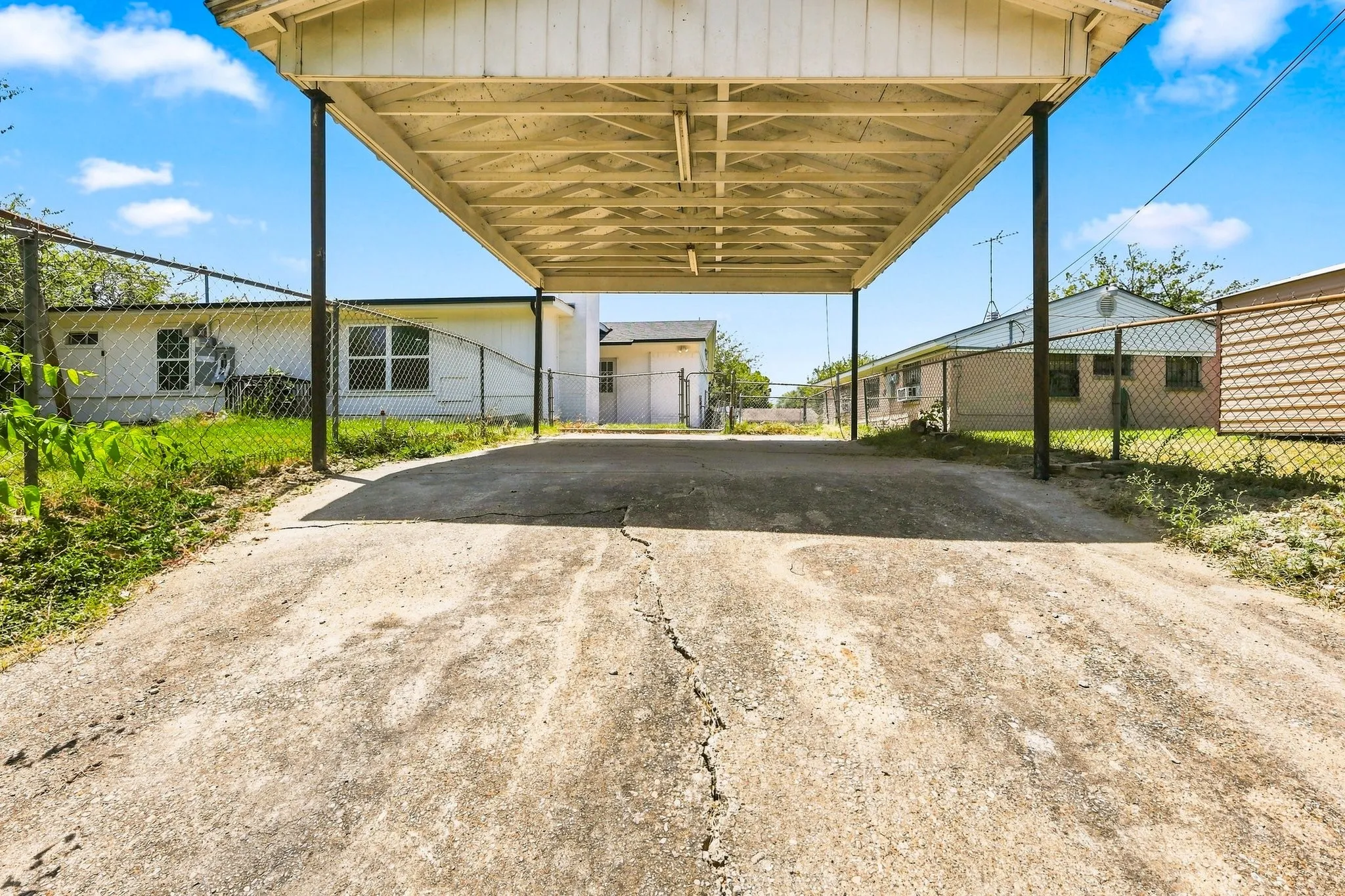 Single Family Residence For Rent in Dallas County , 6008 Golden Gate Drive, Dallas, Texas 75241, 4 Bedroom, 2 Bathroom, 1 Garage spaces, 1,730 Sqft, built in 1961, mls#21377165, Real Estate Agent in Dallas, Homes For Rent in Dallas county, Homes For Rent in Dallas, Realtor in Dallas Texas, Real Estate Brokerage Independent Realty Texas, Luminita Cordes Realtor