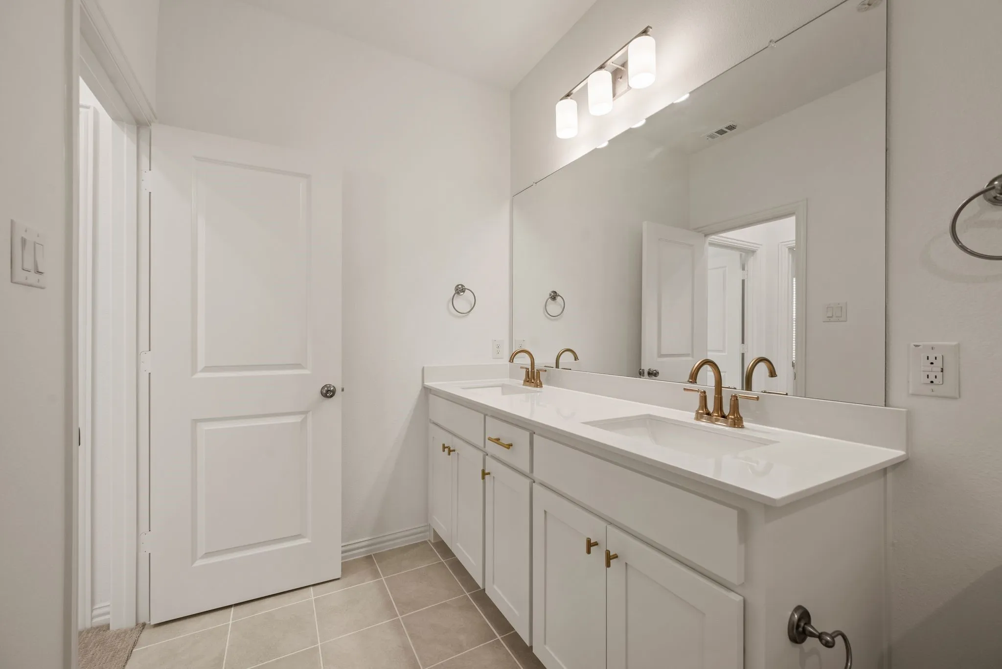Double sinks in secondary bath