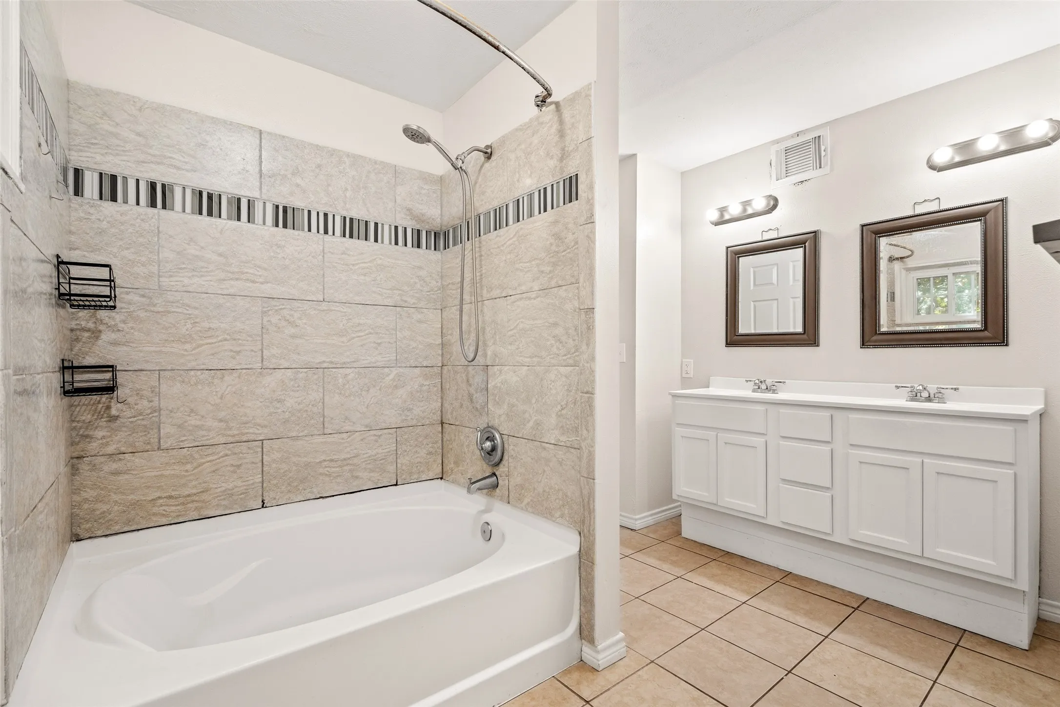 Single Family Residence For Sale in Ellis County , 407 John Arden Drive, Waxahachie, Texas 75165, 4 Bedroom, 3 Bathroom, 2 Garage spaces, 2,428 Sqft, built in 1963, mls#21377040, Real Estate Agent in Waxahachie, Homes For Sale in Ellis county, Homes For Sale in Waxahachie, Realtor in Waxahachie Texas, Real Estate Brokerage Independent Realty Texas, Luminita Cordes Realtor