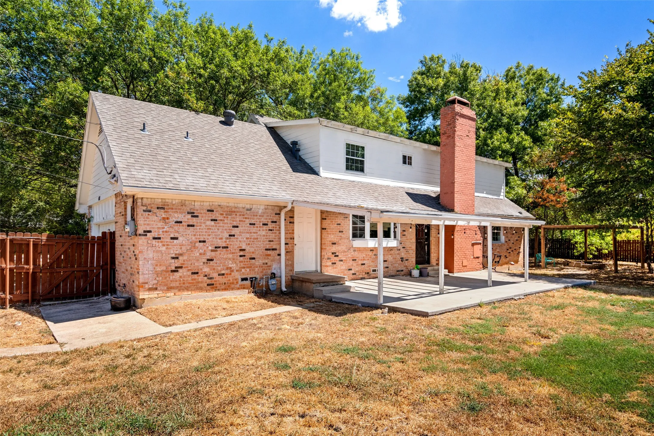 Single Family Residence For Sale in Ellis County , 407 John Arden Drive, Waxahachie, Texas 75165, 4 Bedroom, 3 Bathroom, 2 Garage spaces, 2,428 Sqft, built in 1963, mls#21377040, Real Estate Agent in Waxahachie, Homes For Sale in Ellis county, Homes For Sale in Waxahachie, Realtor in Waxahachie Texas, Real Estate Brokerage Independent Realty Texas, Luminita Cordes Realtor