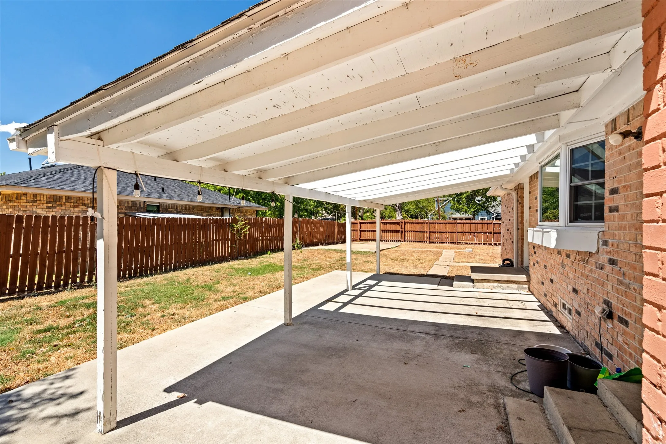 Single Family Residence For Sale in Ellis County , 407 John Arden Drive, Waxahachie, Texas 75165, 4 Bedroom, 3 Bathroom, 2 Garage spaces, 2,428 Sqft, built in 1963, mls#21377040, Real Estate Agent in Waxahachie, Homes For Sale in Ellis county, Homes For Sale in Waxahachie, Realtor in Waxahachie Texas, Real Estate Brokerage Independent Realty Texas, Luminita Cordes Realtor