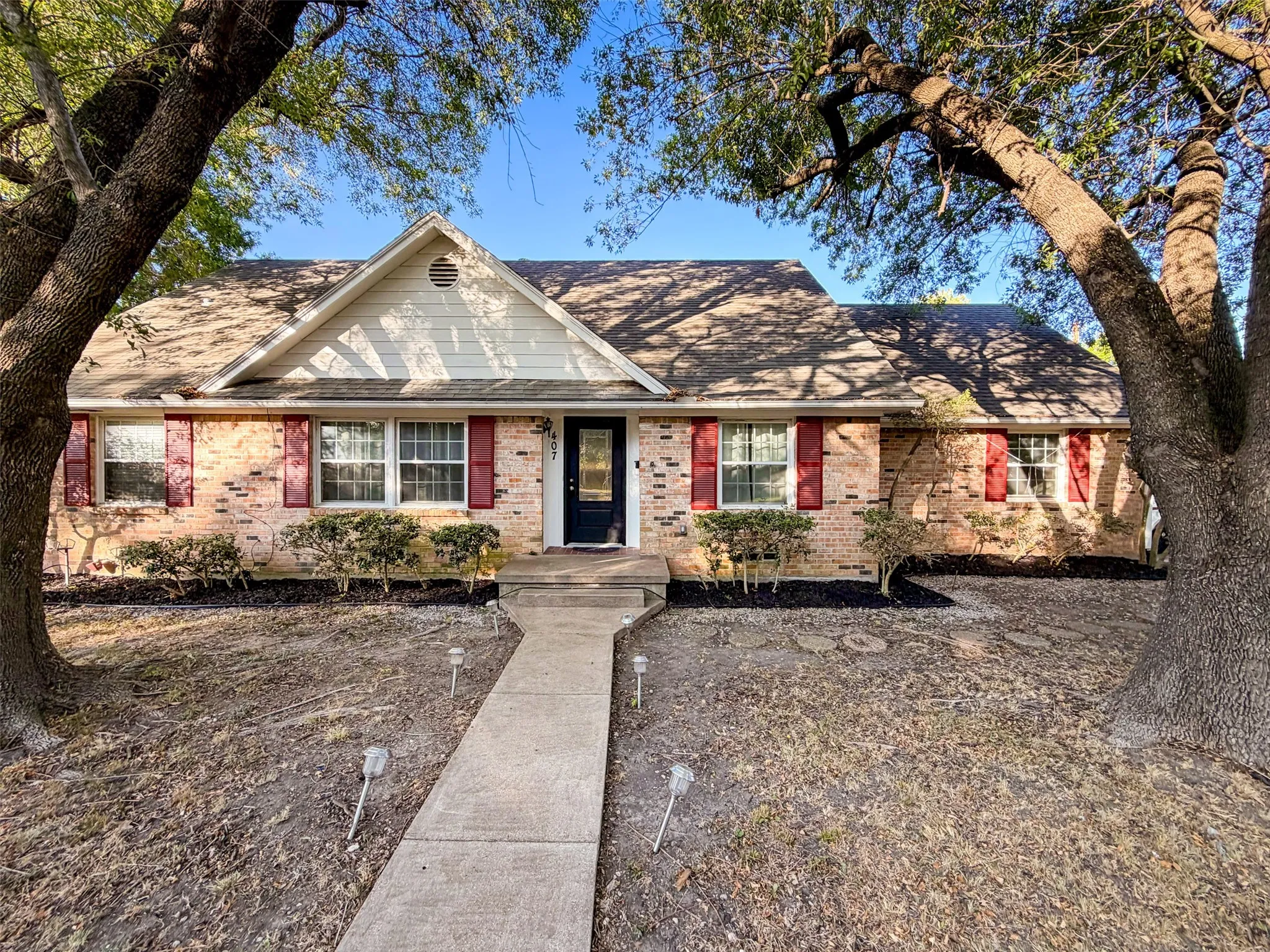 Single Family Residence For Sale in Ellis County , 407 John Arden Drive, Waxahachie, Texas 75165, 4 Bedroom, 3 Bathroom, 2 Garage spaces, 2,428 Sqft, built in 1963, mls#21377040, Real Estate Agent in Waxahachie, Homes For Sale in Ellis county, Homes For Sale in Waxahachie, Realtor in Waxahachie Texas, Real Estate Brokerage Independent Realty Texas, Luminita Cordes Realtor