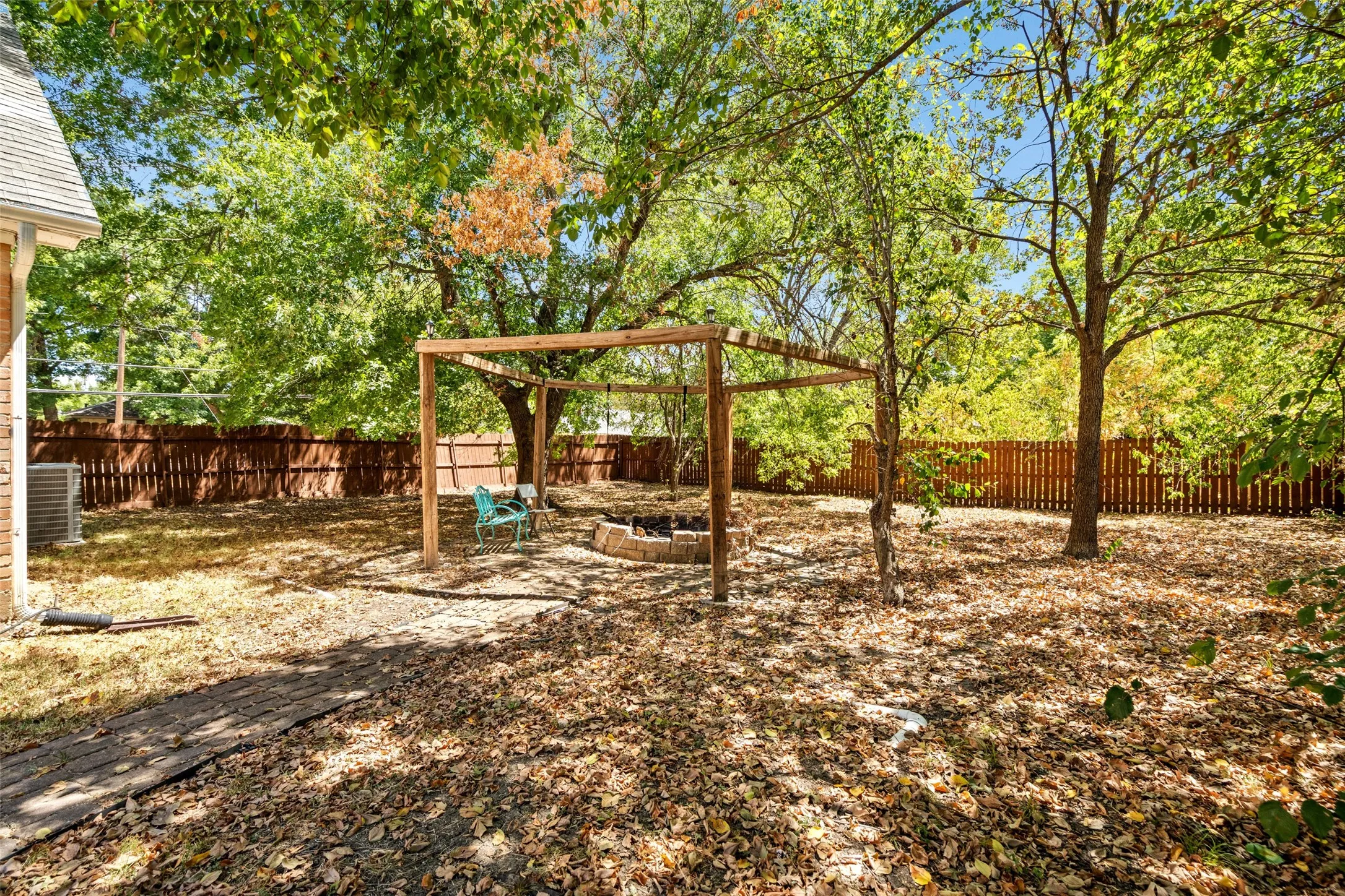 Single Family Residence For Sale in Ellis County , 407 John Arden Drive, Waxahachie, Texas 75165, 4 Bedroom, 3 Bathroom, 2 Garage spaces, 2,428 Sqft, built in 1963, mls#21377040, Real Estate Agent in Waxahachie, Homes For Sale in Ellis county, Homes For Sale in Waxahachie, Realtor in Waxahachie Texas, Real Estate Brokerage Independent Realty Texas, Luminita Cordes Realtor