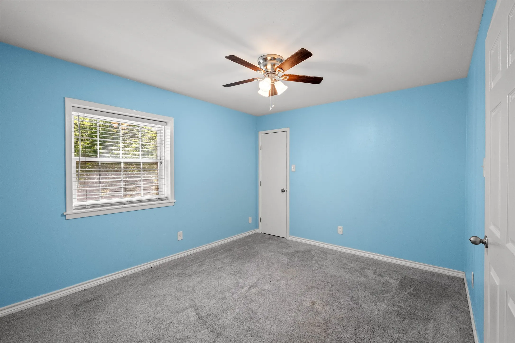 Single Family Residence For Sale in Ellis County , 407 John Arden Drive, Waxahachie, Texas 75165, 4 Bedroom, 3 Bathroom, 2 Garage spaces, 2,428 Sqft, built in 1963, mls#21377040, Real Estate Agent in Waxahachie, Homes For Sale in Ellis county, Homes For Sale in Waxahachie, Realtor in Waxahachie Texas, Real Estate Brokerage Independent Realty Texas, Luminita Cordes Realtor