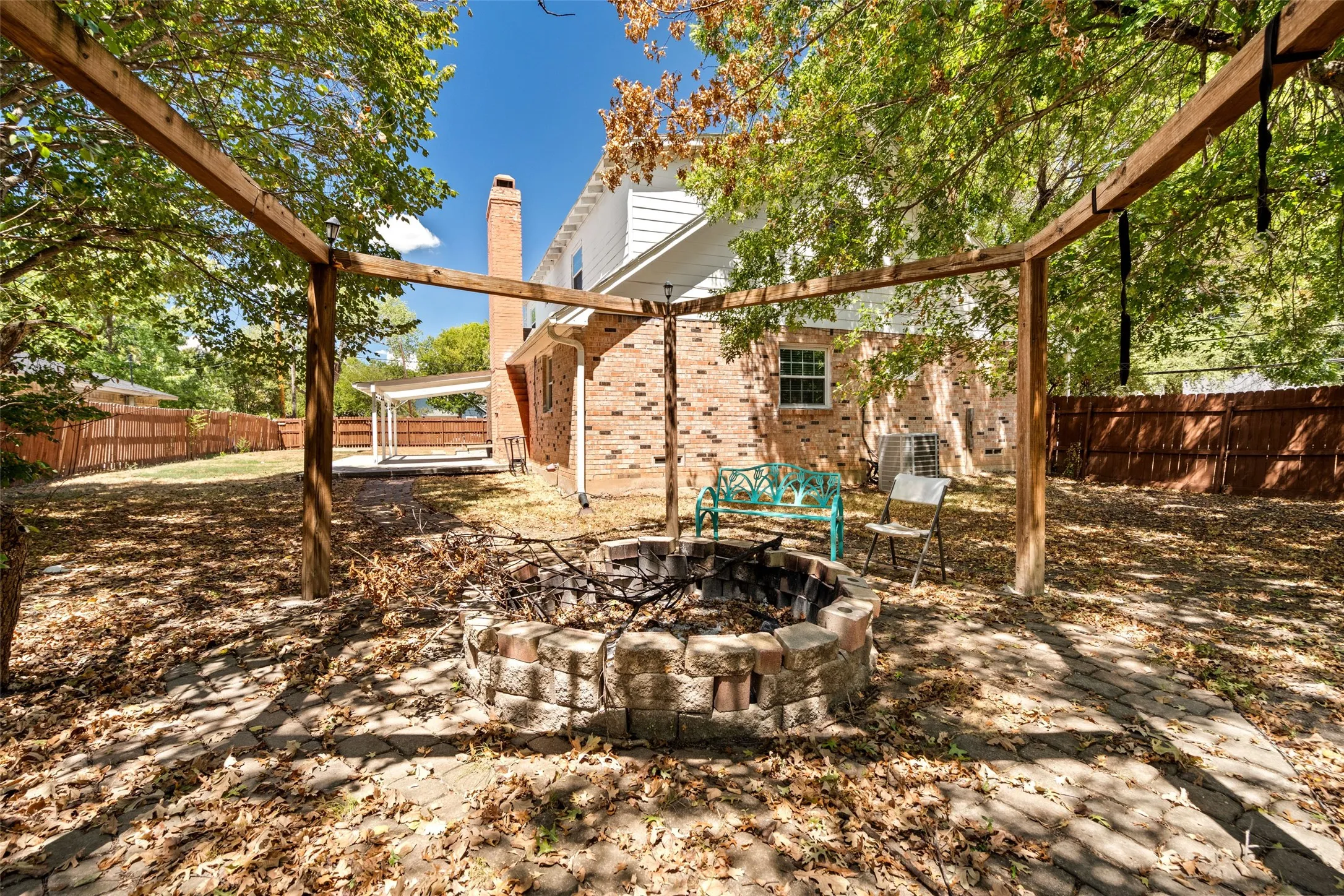 Single Family Residence For Sale in Ellis County , 407 John Arden Drive, Waxahachie, Texas 75165, 4 Bedroom, 3 Bathroom, 2 Garage spaces, 2,428 Sqft, built in 1963, mls#21377040, Real Estate Agent in Waxahachie, Homes For Sale in Ellis county, Homes For Sale in Waxahachie, Realtor in Waxahachie Texas, Real Estate Brokerage Independent Realty Texas, Luminita Cordes Realtor