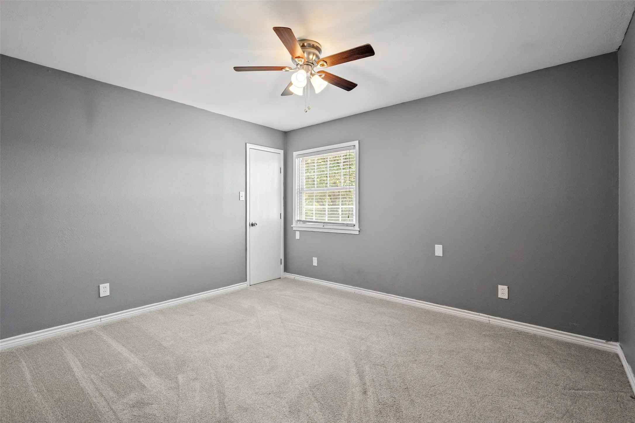 Single Family Residence For Sale in Ellis County , 407 John Arden Drive, Waxahachie, Texas 75165, 4 Bedroom, 3 Bathroom, 2 Garage spaces, 2,428 Sqft, built in 1963, mls#21377040, Real Estate Agent in Waxahachie, Homes For Sale in Ellis county, Homes For Sale in Waxahachie, Realtor in Waxahachie Texas, Real Estate Brokerage Independent Realty Texas, Luminita Cordes Realtor