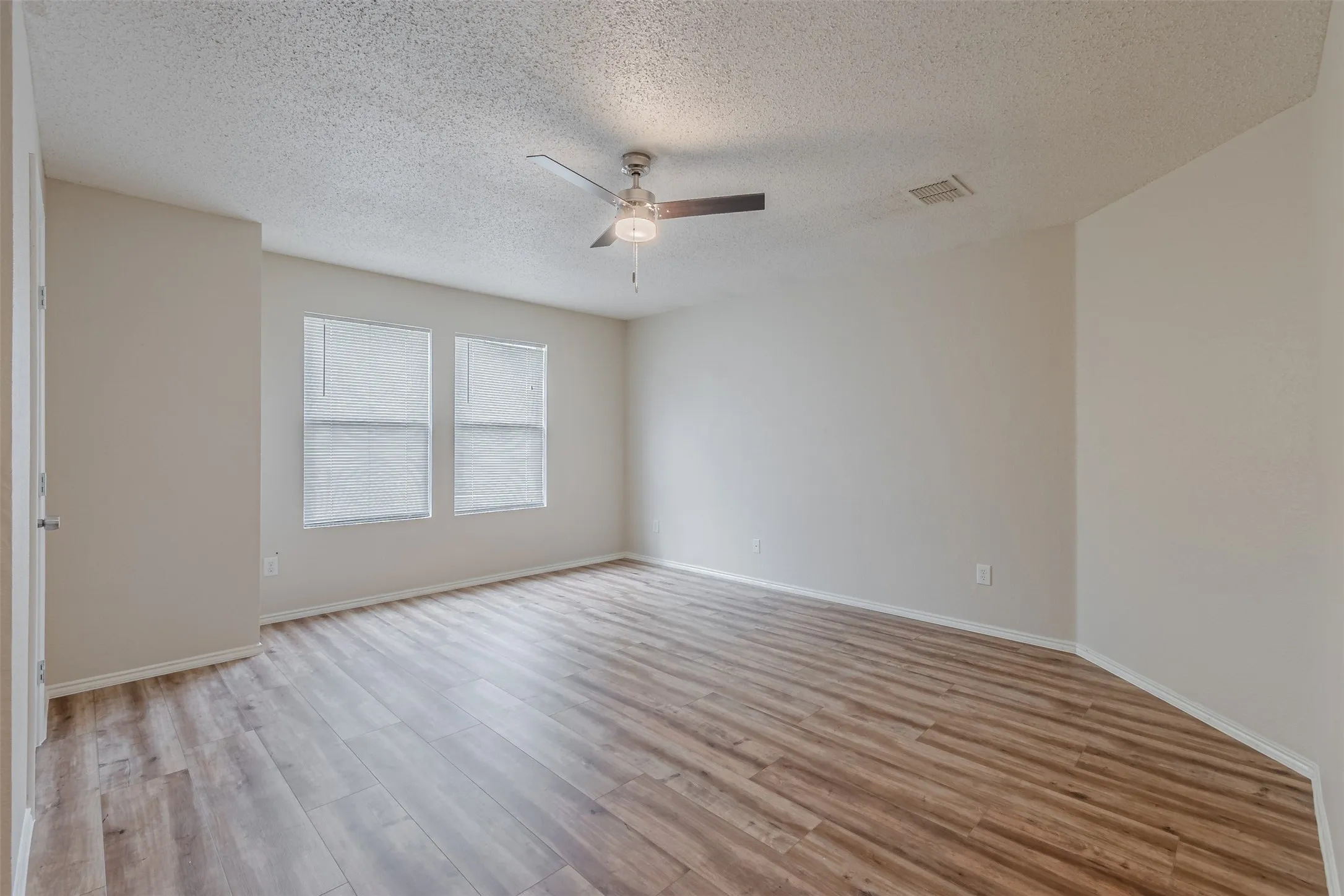 Single Family Residence For Rent in Tarrant County , 8749 Hunters Trail, Fort Worth, Texas 76123, 4 Bedroom, 3 Bathroom, 2 Garage spaces, 2,242 Sqft, built in 1999, mls#21376235, Real Estate Agent in Fort Worth, Homes For Rent in Tarrant county, Homes For Rent in Fort Worth, Realtor in Fort Worth Texas, Real Estate Brokerage Independent Realty Texas, Luminita Cordes Realtor