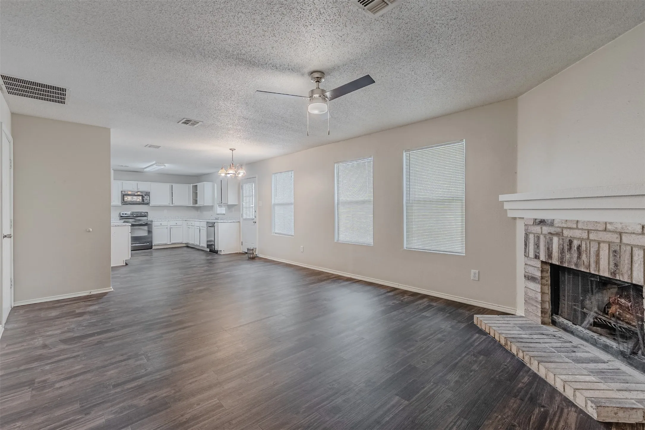 Single Family Residence For Rent in Tarrant County , 8749 Hunters Trail, Fort Worth, Texas 76123, 4 Bedroom, 3 Bathroom, 2 Garage spaces, 2,242 Sqft, built in 1999, mls#21376235, Real Estate Agent in Fort Worth, Homes For Rent in Tarrant county, Homes For Rent in Fort Worth, Realtor in Fort Worth Texas, Real Estate Brokerage Independent Realty Texas, Luminita Cordes Realtor